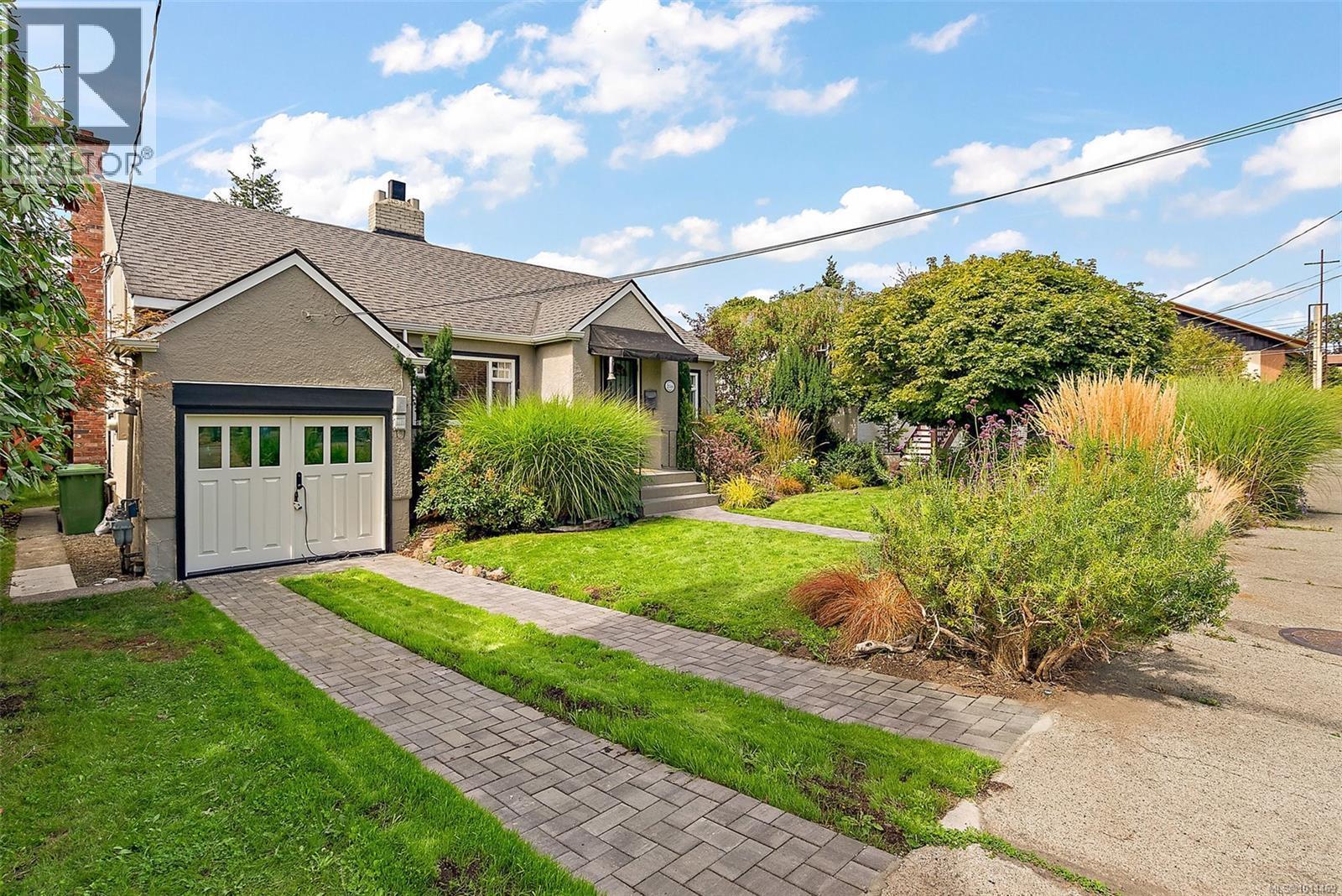 OAK BAY, British Columbia, V8R 5L1, CA, 3 Bedrooms Bedrooms, ,1 BathroomBathrooms,Residential,For Sale,1949750