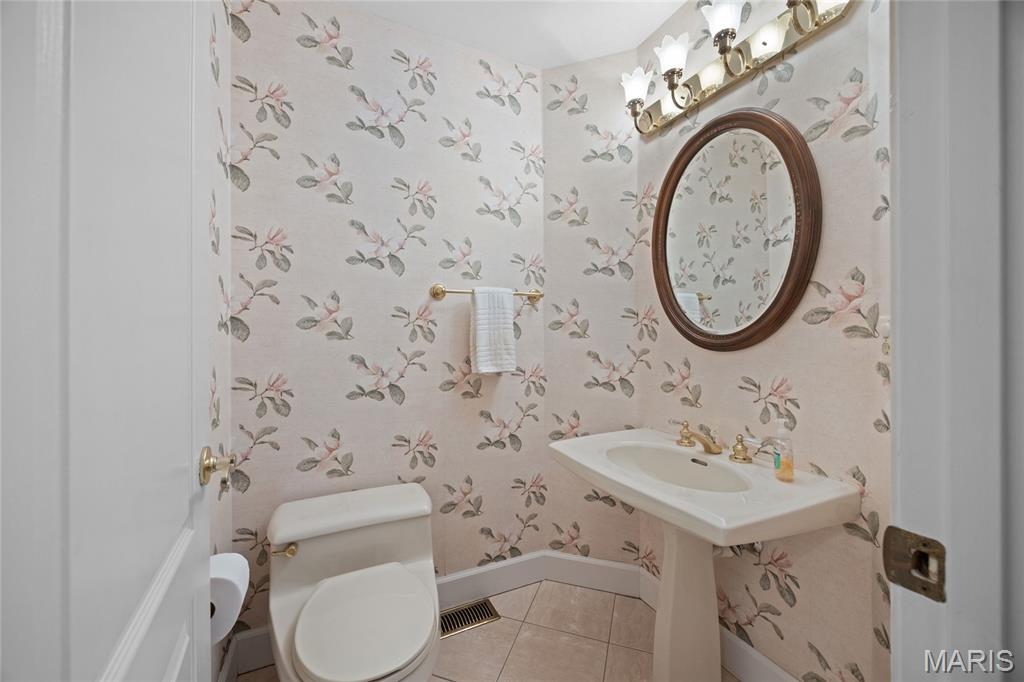 Chesterfield, Missouri, 63017, United States, 3 Bedrooms Bedrooms, ,4 BathroomsBathrooms,Residential,For Sale,1890003