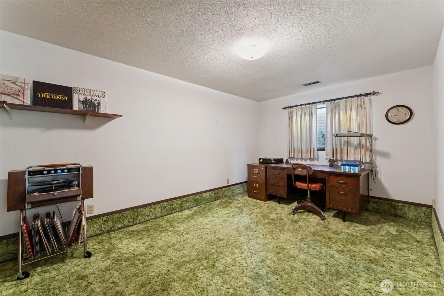 KENT, Washington, 98032, United States, 4 Bedrooms Bedrooms, ,3 BathroomsBathrooms,Residential,For Sale,1927250