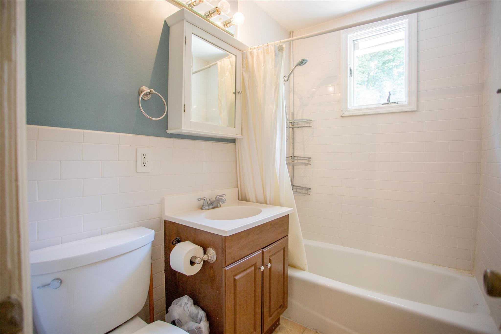 Huntington, New York, 11743, United States, 2 Bedrooms Bedrooms, ,2 BathroomsBathrooms,Residential,For Sale,1847345