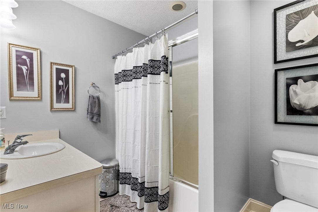 Chardon, Ohio, 44024, United States, 4 Bedrooms Bedrooms, ,5 BathroomsBathrooms,Residential,For Sale,1985731