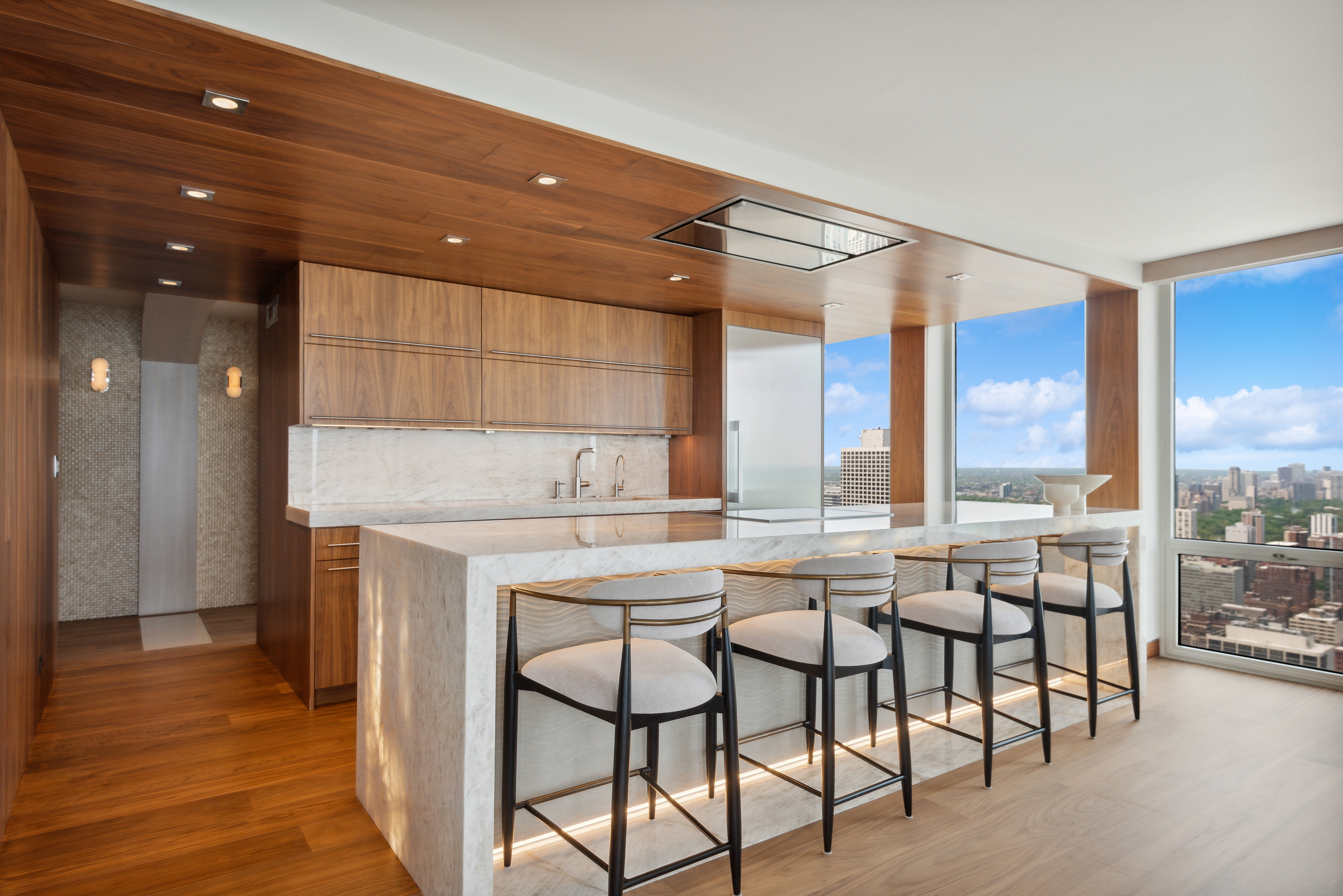  Absolutely Stunning, Penthouse Level Furnished Condo - 物件實景