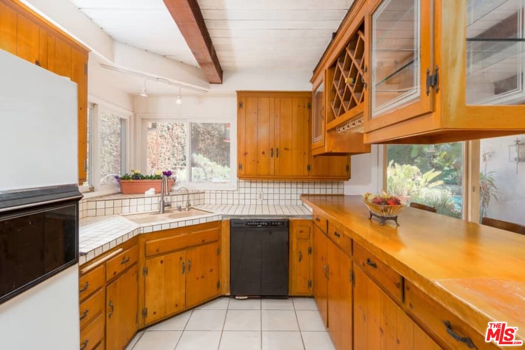 Los Angeles, California, 90049, United States, 3 Bedrooms Bedrooms, ,2 BathroomsBathrooms,Residential,For Sale,1913369