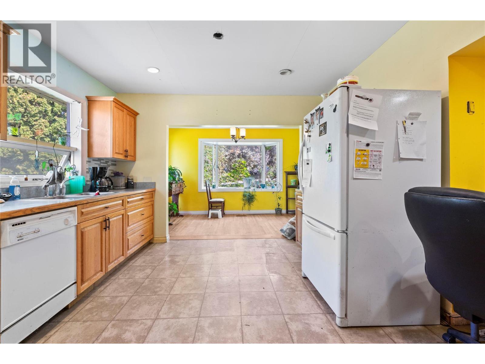 SALMON ARM, British Columbia, V1E 1J3, CA, 4 Bedrooms Bedrooms, ,2 BathroomsBathrooms,Residential,For Sale,1950734