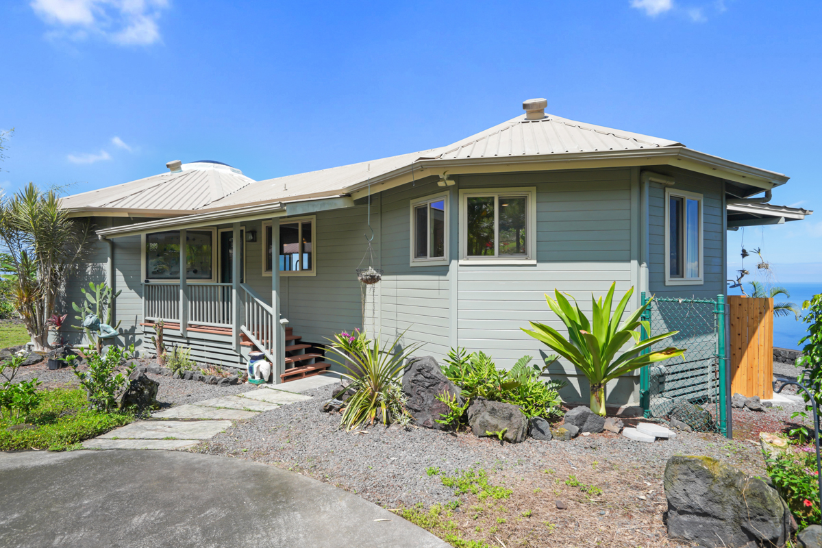 Captain Cook, Hawaii, 96704, United States, 2 Bedrooms Bedrooms, ,2 BathroomsBathrooms,Residential,For Sale,1941620