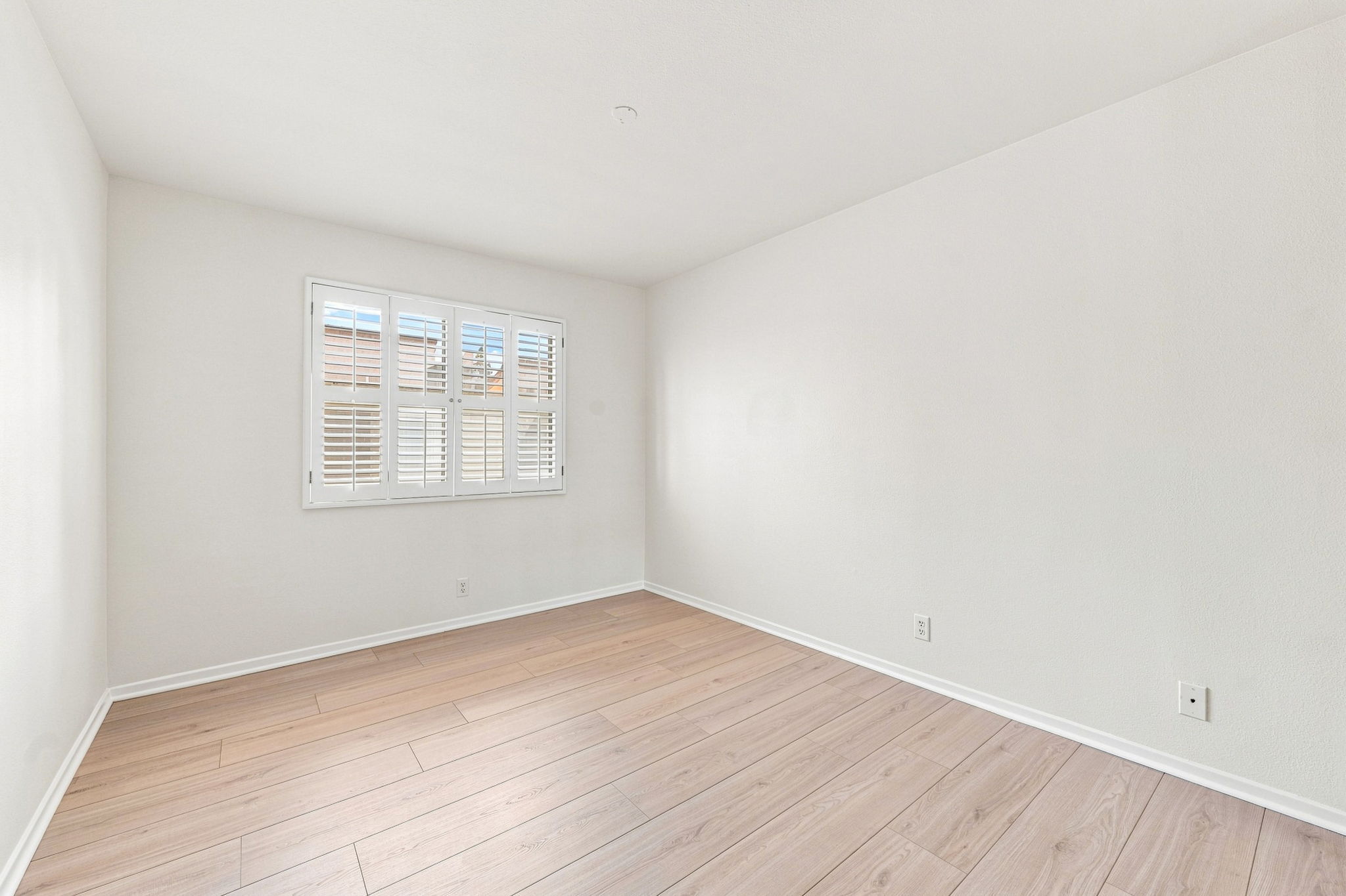  21801 Burbank Boulevard, 83 - 物件實景