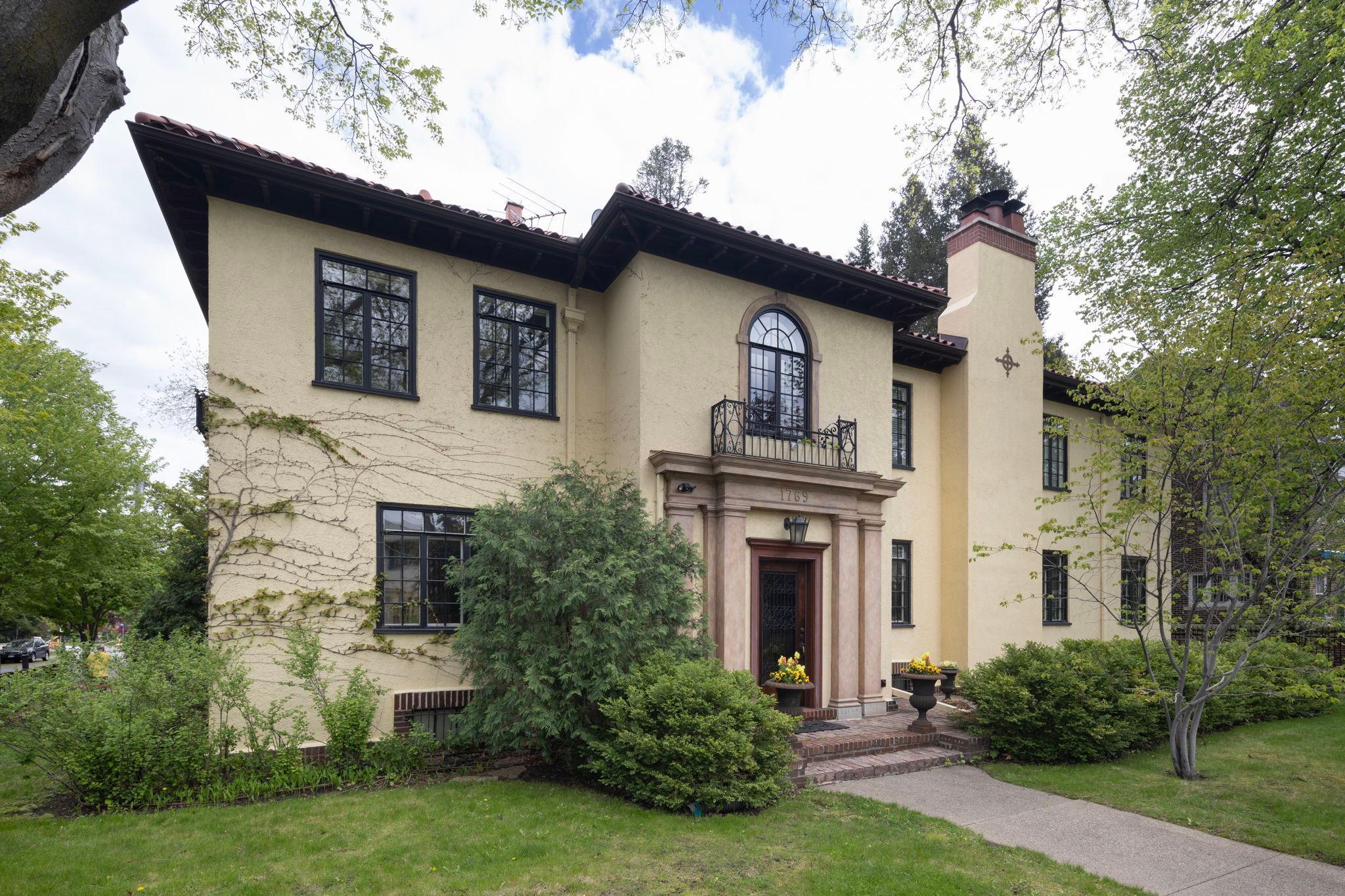 Minneapolis, Minnesota, 55403, United States, 3 Bedrooms Bedrooms, ,2 BathroomsBathrooms,Residential,For Sale,1714237