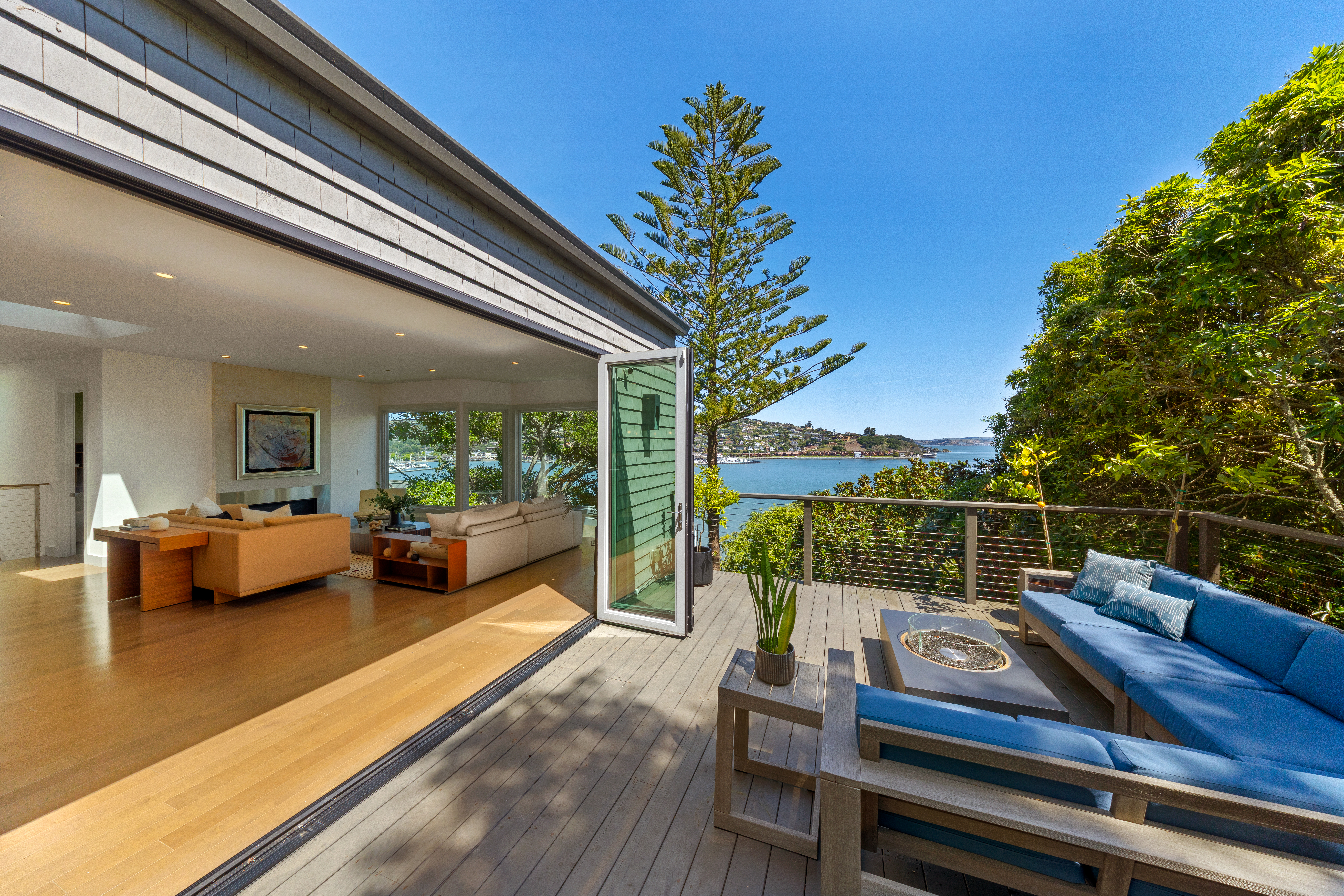  Coastal Living on Coveted Beach Road - 物件實景