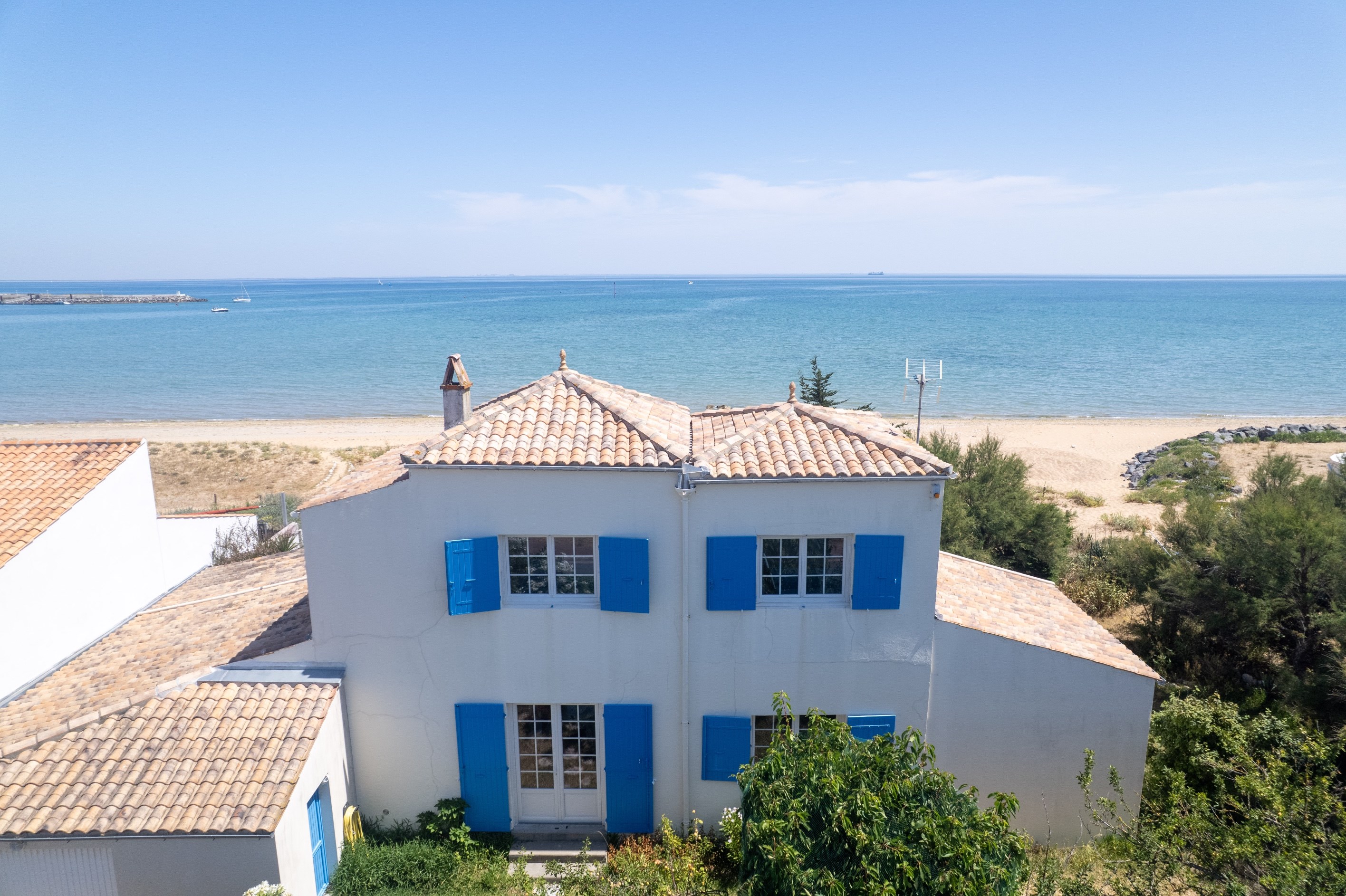  Charming House  Facing the Sea and Marina of Saint Denis d