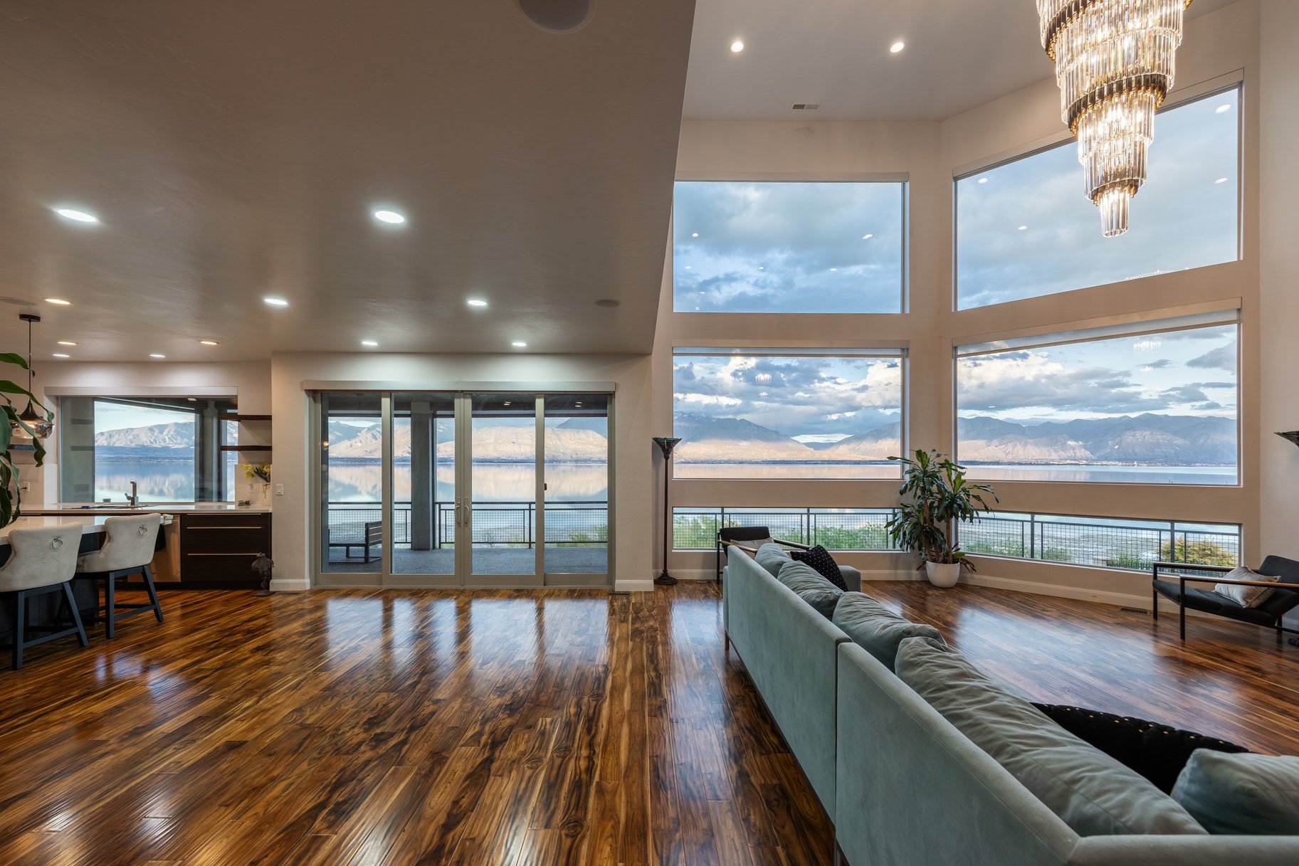  Modern Lakefront Retreat with Breathtaking Lake and Mountain Views - 物件實景
