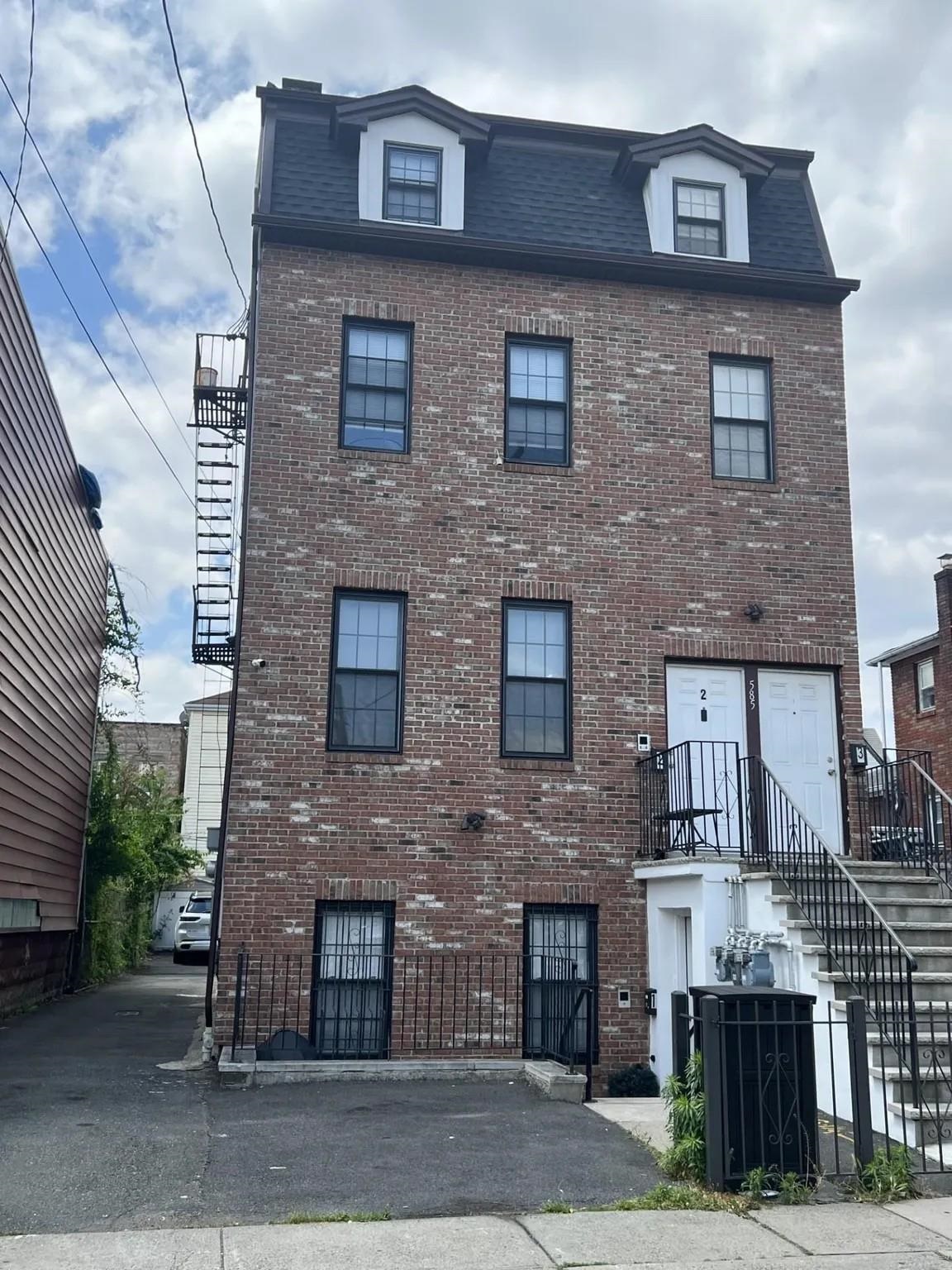 Jc, Bergen-lafayett, New Jersey, 07304, United States, 9 Bedrooms Bedrooms, ,4 BathroomsBathrooms,Residential,For Sale,1983782