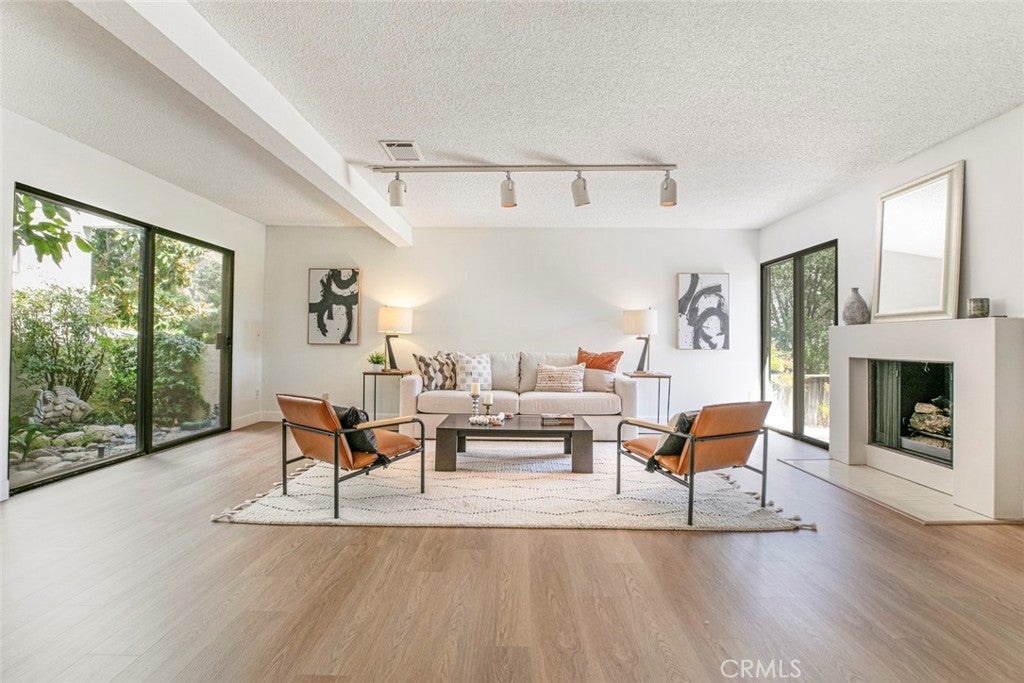 Glendale, California, 91206, United States, 2 Bedrooms Bedrooms, ,3 BathroomsBathrooms,Residential,For Sale,1941682