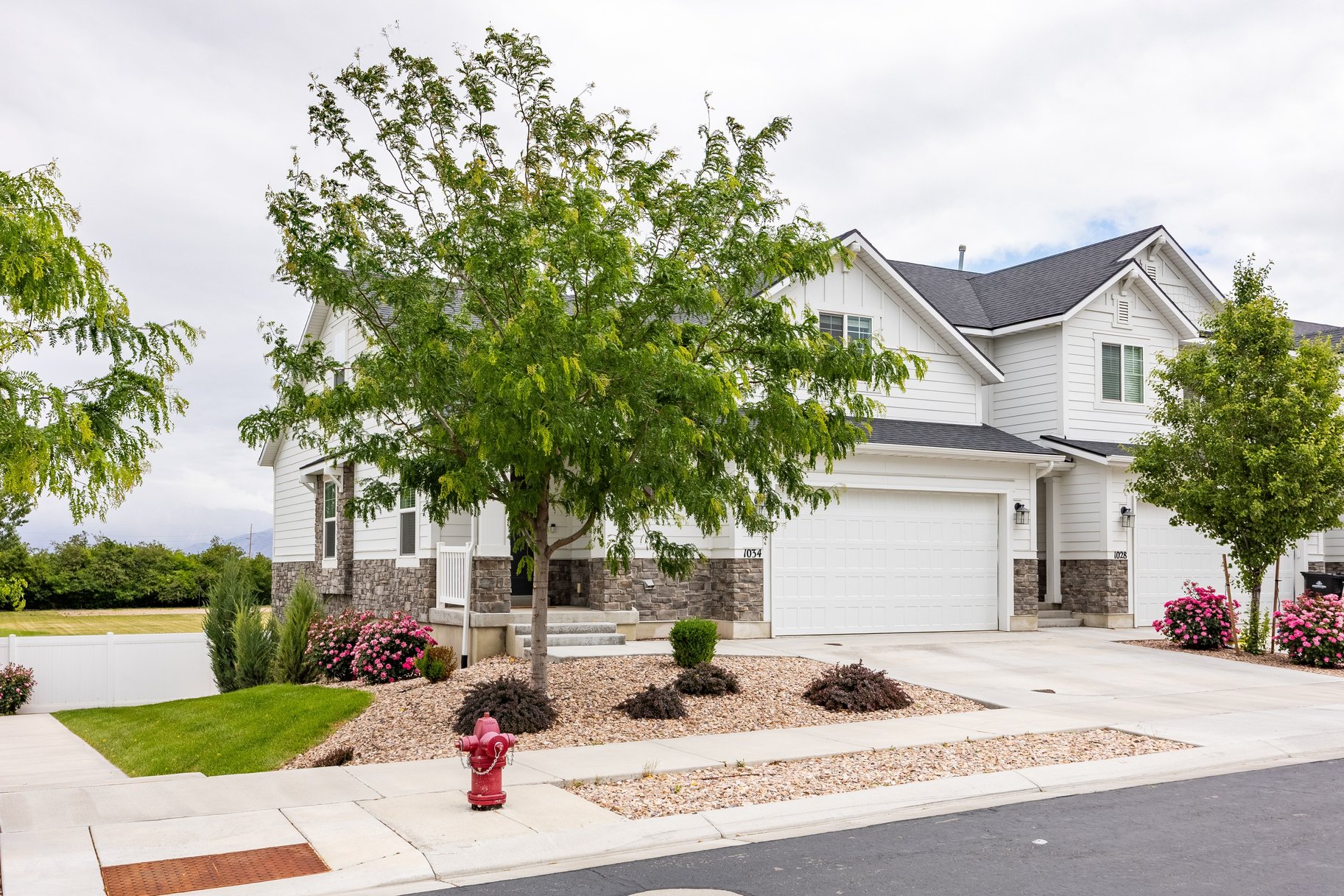  Meticulously Maintained End-Unit Townhome - 物件實景