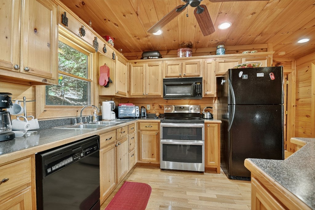 Blue Ridge, Georgia, 30513, United States, 3 Bedrooms Bedrooms, ,3 BathroomsBathrooms,Residential,For Sale,1965953