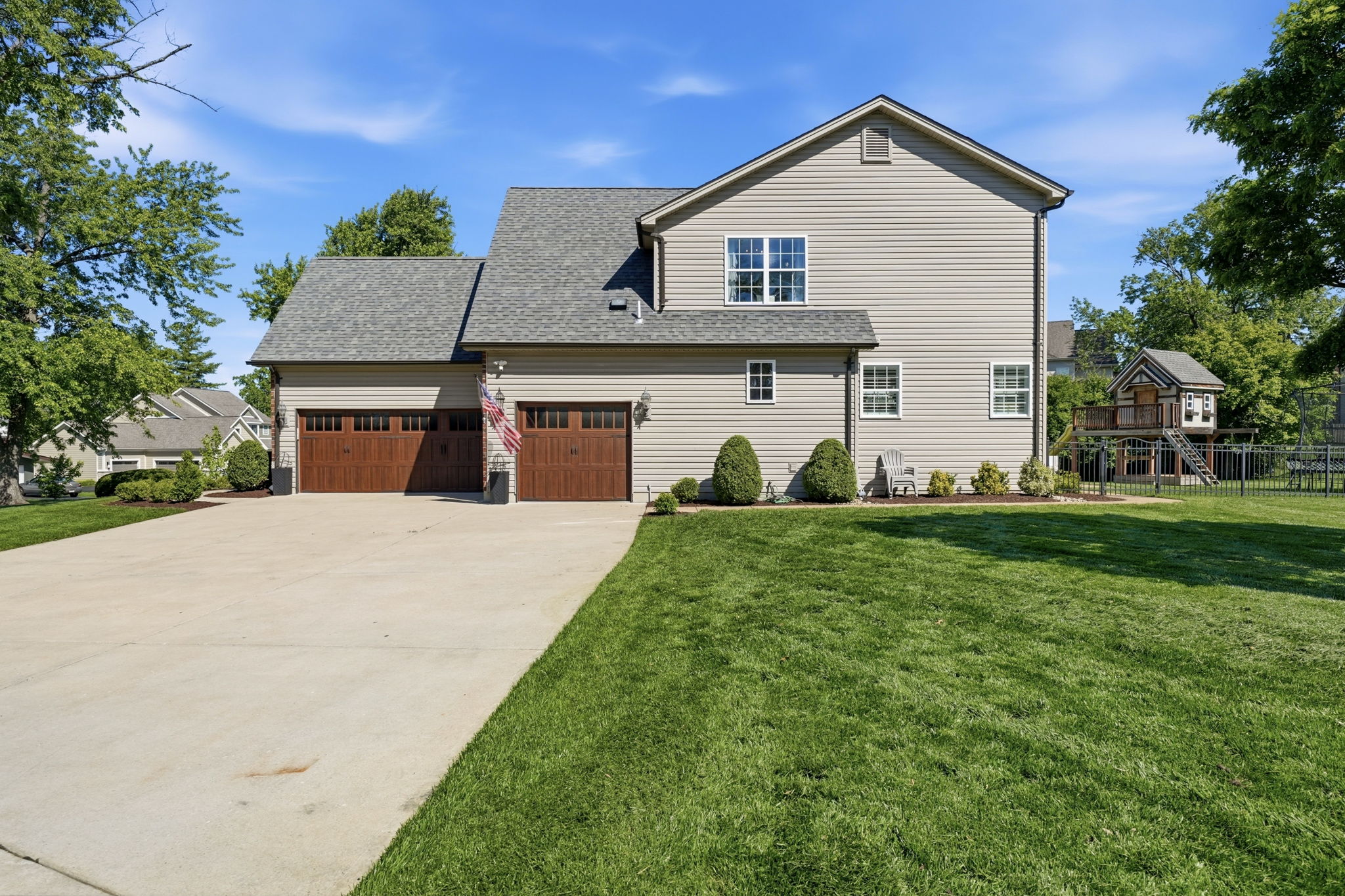  The exterior makes a strong first impression with gorgeous curb appeal... - 物件實景