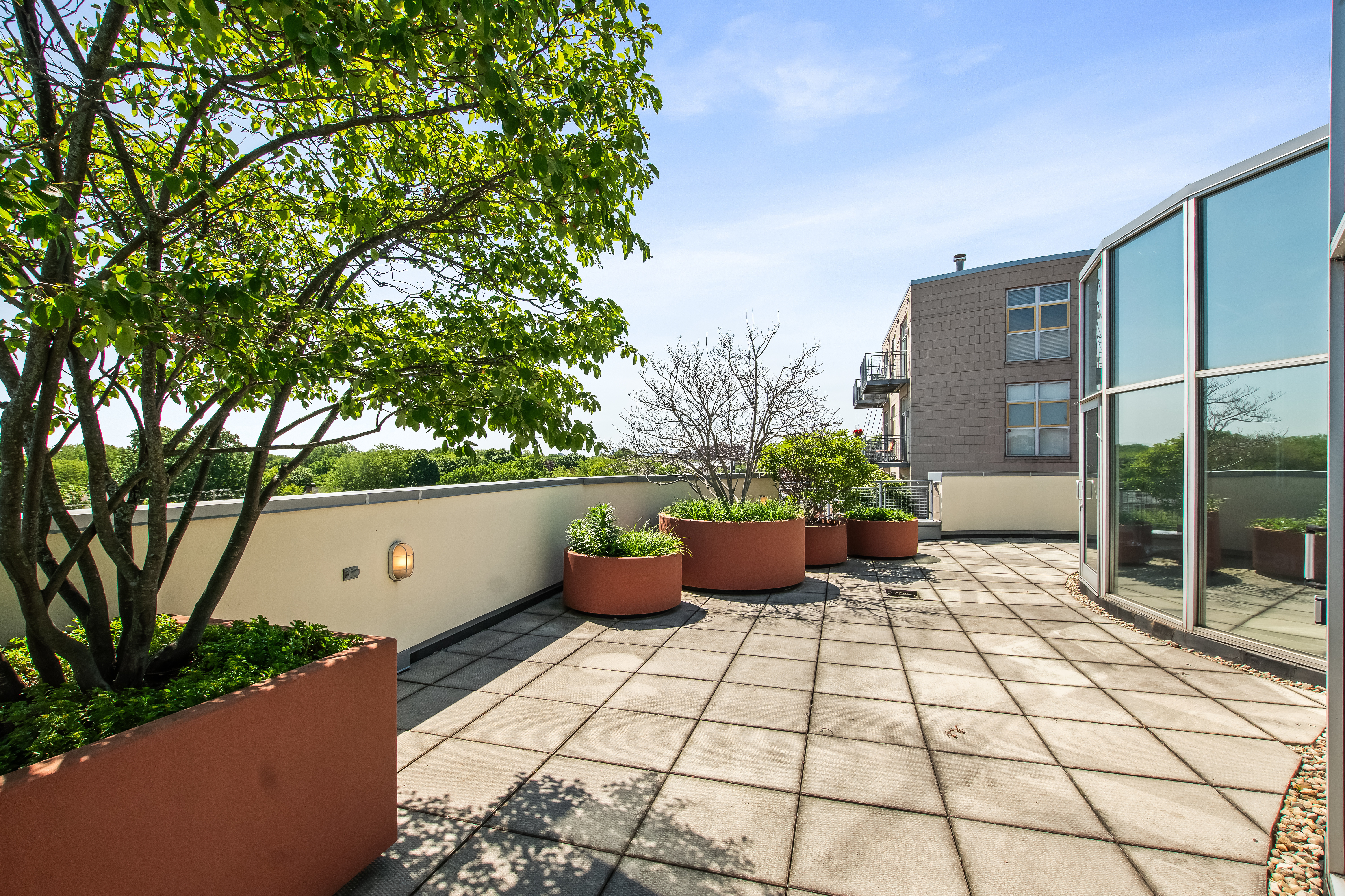  Spacious Unit in Desirable Chicago Avenue Place - 物件實景