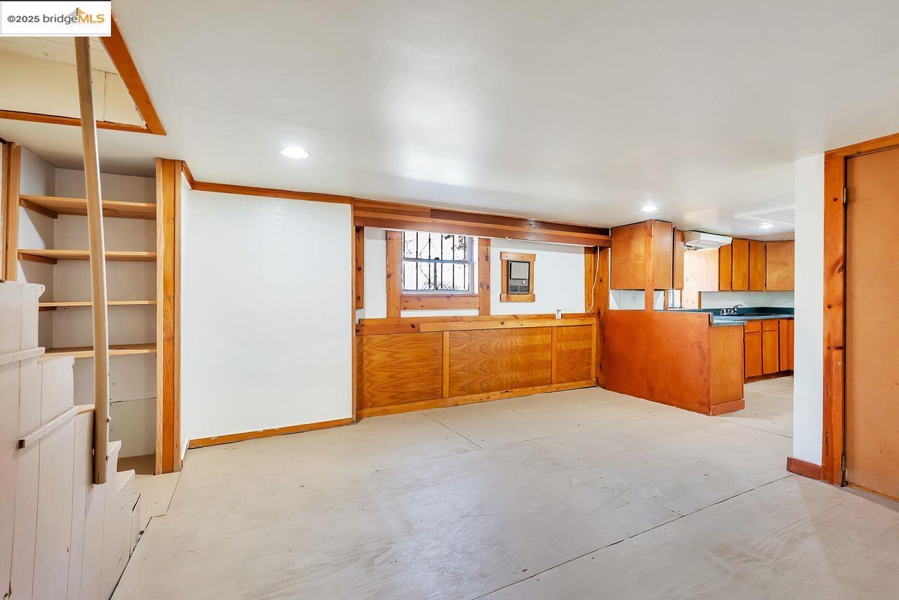Oakland, California, 94608, United States, 6 Bedrooms Bedrooms, ,3 BathroomsBathrooms,Residential,For Sale,1939780