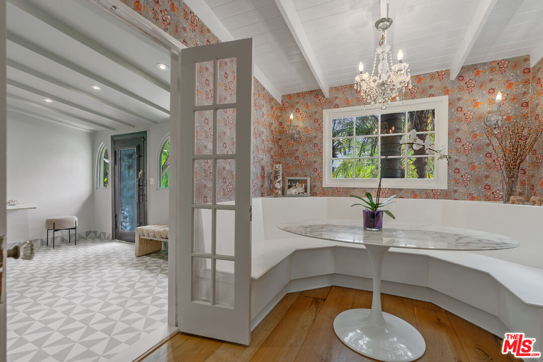 Los Angeles, California, 90005, United States, 3 Bedrooms Bedrooms, ,3 BathroomsBathrooms,Residential,For Sale,1876512