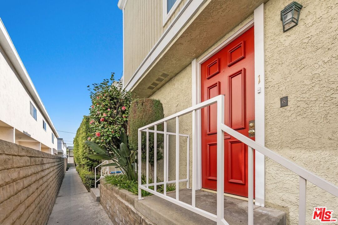 Santa Monica, California, 90404, United States, 3 Bedrooms Bedrooms, ,3 BathroomsBathrooms,Residential,For Sale,1779157