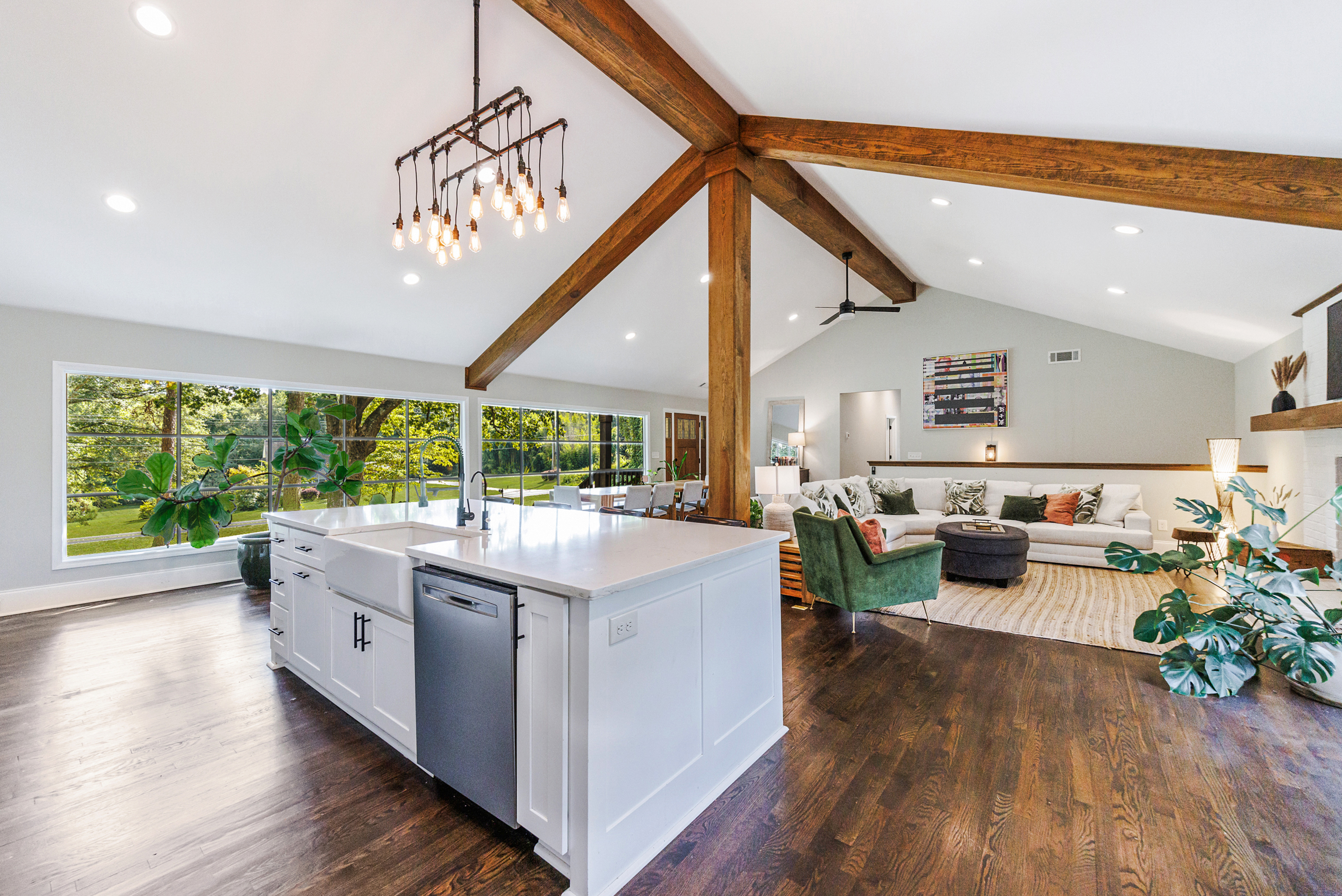  Stunning Fully Renovated Oasis on 2.4+/- Acres - 物件實景