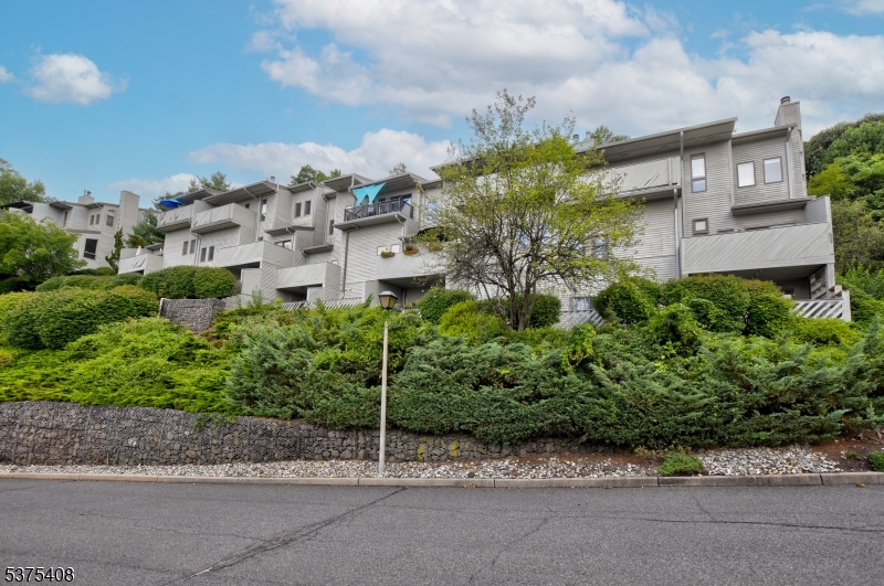 Clifton City, New Jersey, 07013-4019, United States, 2 Bedrooms Bedrooms, ,3 BathroomsBathrooms,Residential,For Sale,1920450