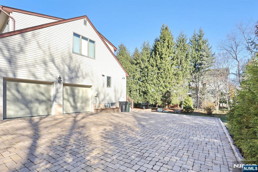 Paramus, New Jersey, 07652, United States, 5 Bedrooms Bedrooms, ,4 BathroomsBathrooms,Residential,For Sale,2001740