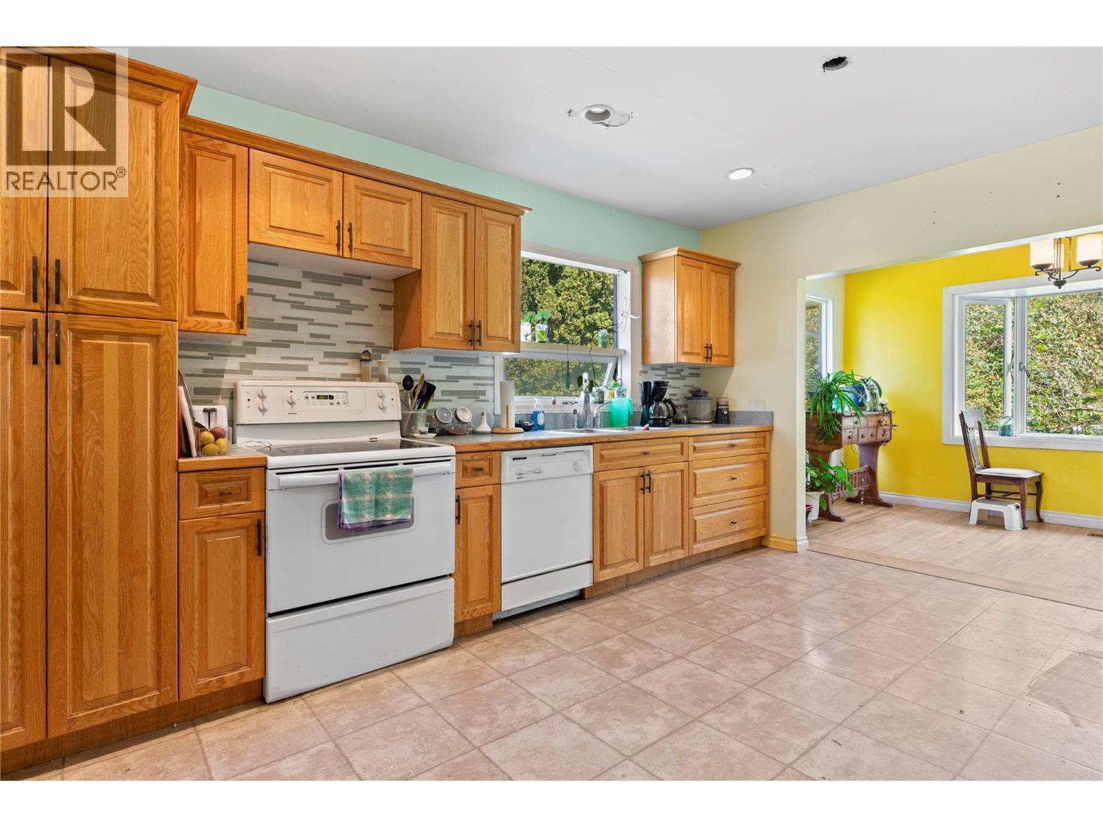 SALMON ARM, British Columbia, V1E 1J3, CA, 4 Bedrooms Bedrooms, ,2 BathroomsBathrooms,Residential,For Sale,1950734
