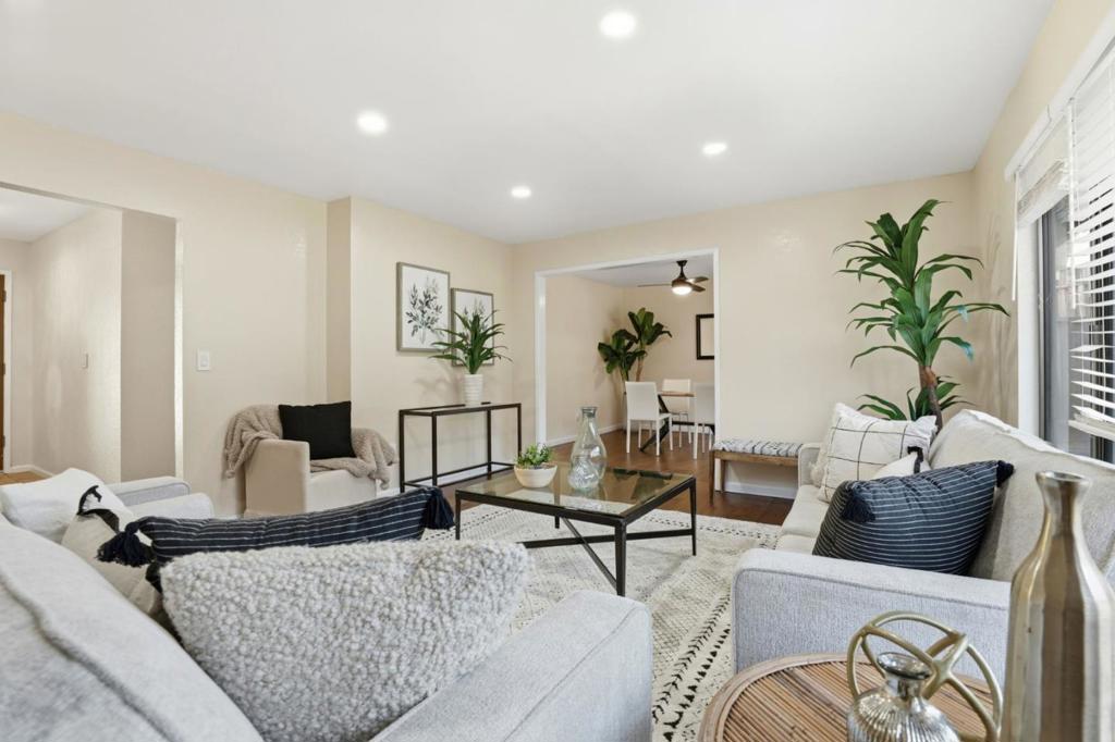 Hollister, California, 95023, United States, 3 Bedrooms Bedrooms, ,2 BathroomsBathrooms,Residential,For Sale,2005806