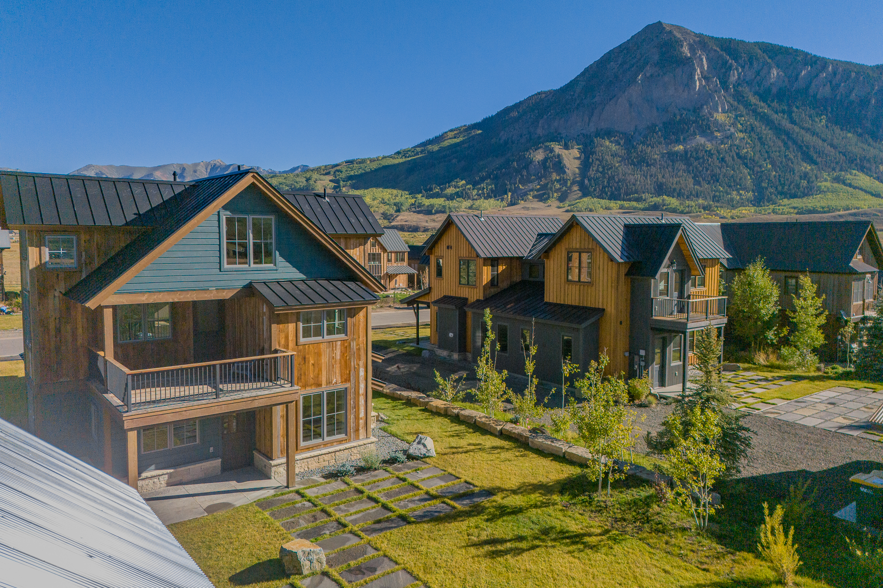  Big And Beautiful In The Desirable And Peaceful East End Of Town - 物件實景