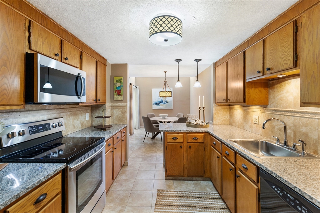 Lynnfield, Massachusetts, 01940, United States, 2 Bedrooms Bedrooms, ,3 BathroomsBathrooms,Residential,For Sale,1979659