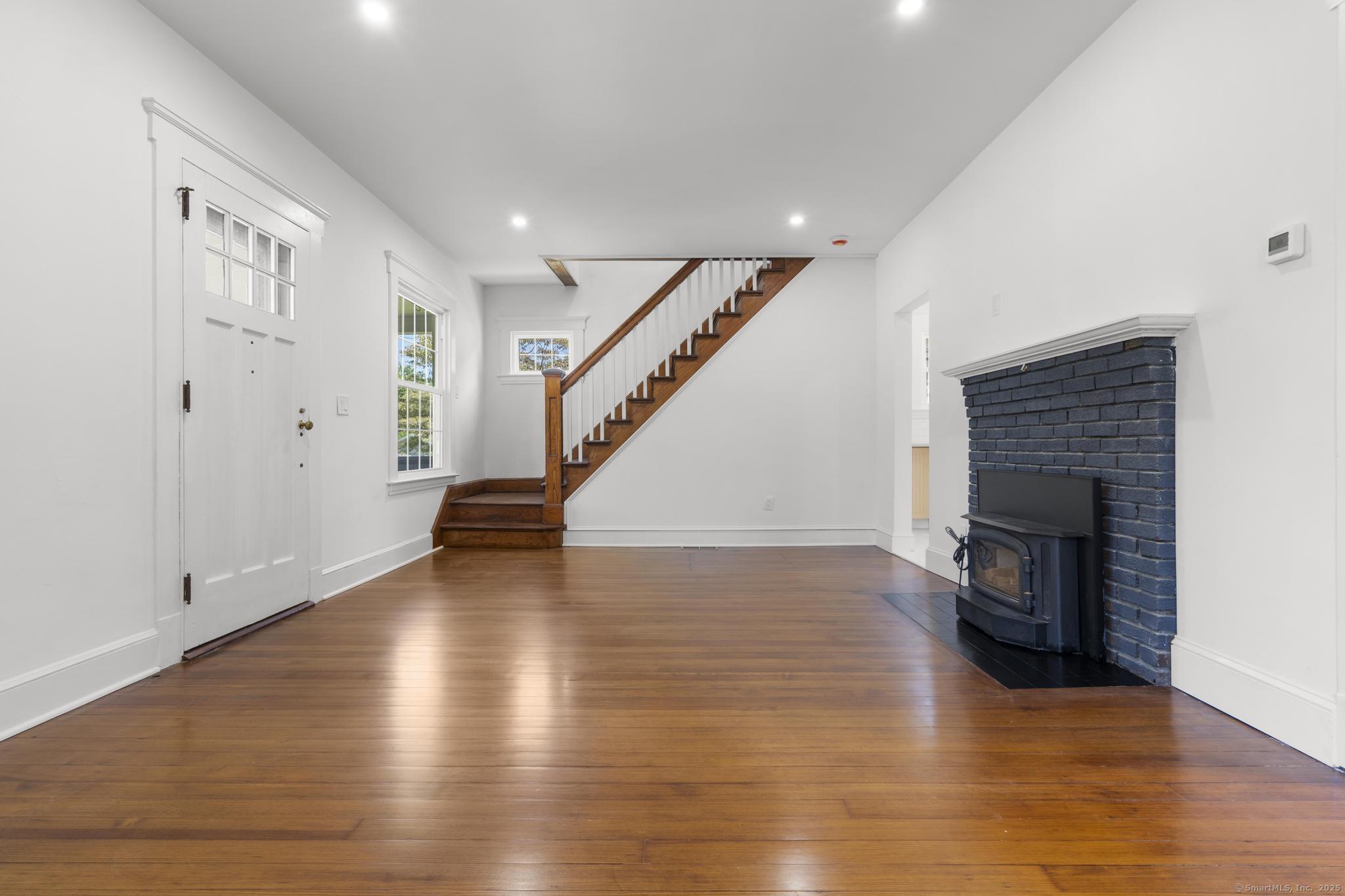 Milford, Connecticut, 06460, United States, 3 Bedrooms Bedrooms, ,3 BathroomsBathrooms,Residential,For Sale,1924915