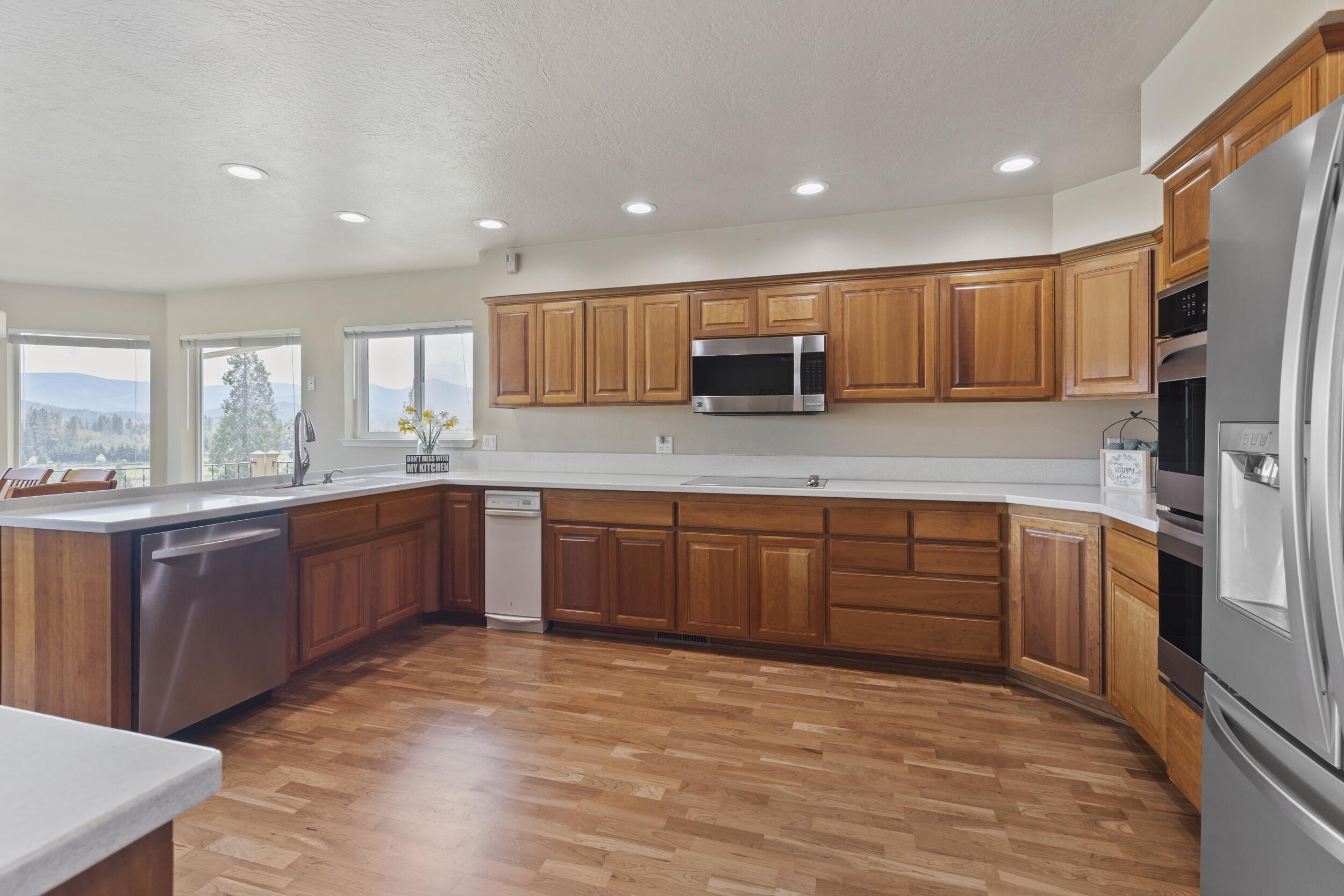 Grants Pass, Oregon, 97526, United States, 4 Bedrooms Bedrooms, ,6 BathroomsBathrooms,Residential,For Sale,1765933
