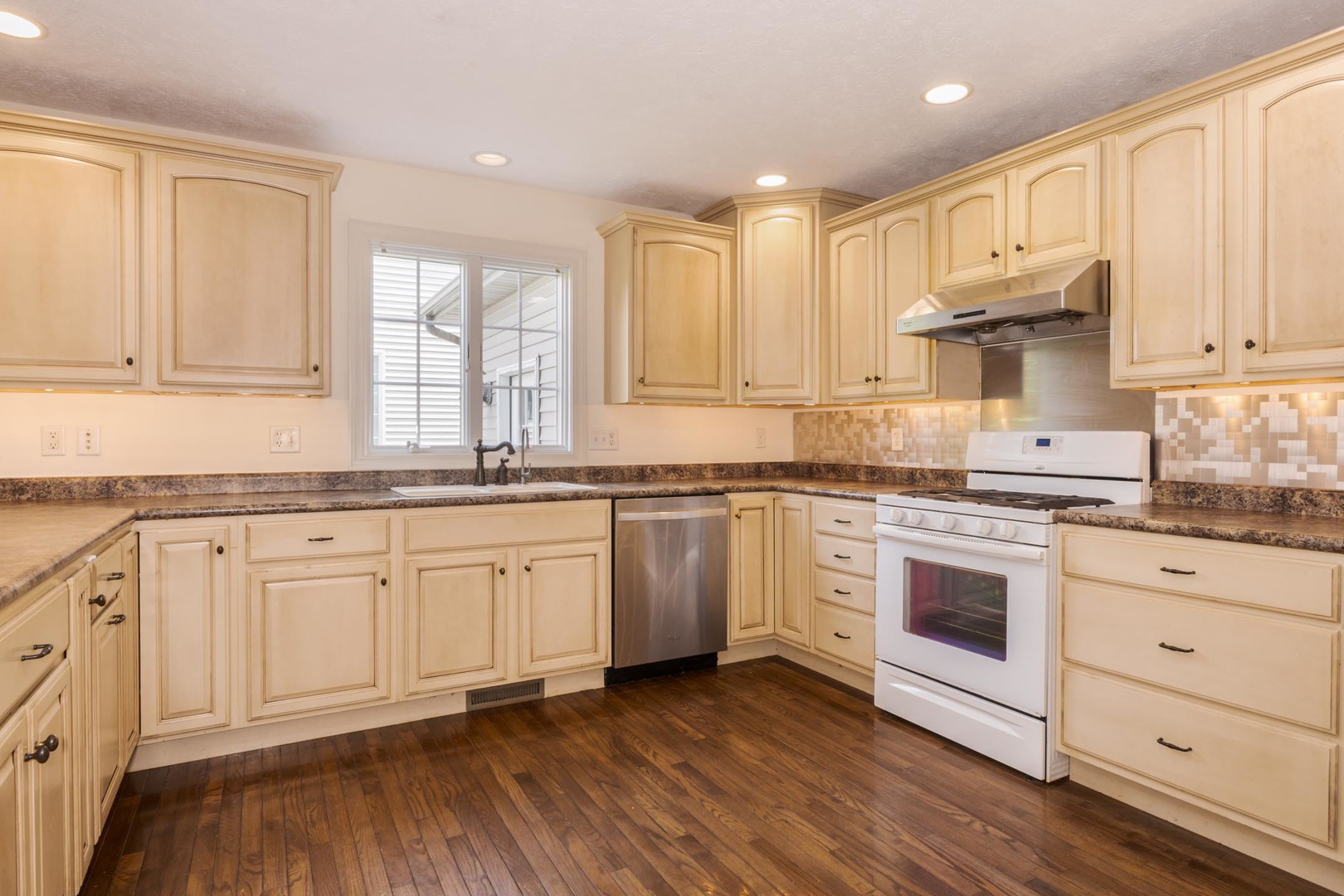 Bloomington, Illinois, 61704, United States, 4 Bedrooms Bedrooms, ,4 BathroomsBathrooms,Residential,For Sale,1957101