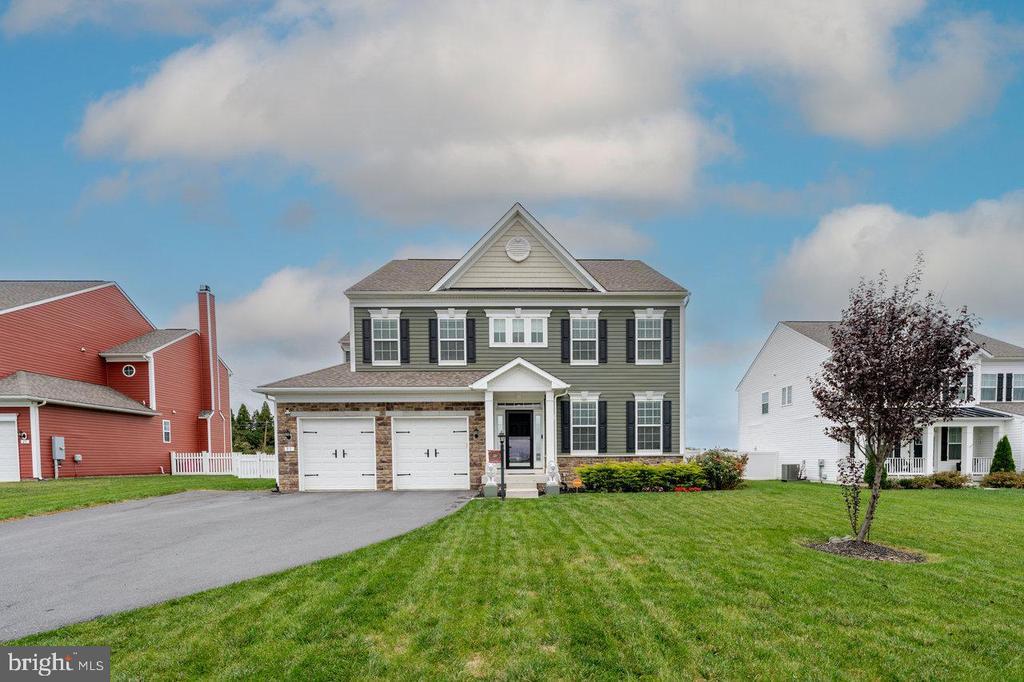 Charles Town, West Virginia, 25414, United States, 4 Bedrooms Bedrooms, ,5 BathroomsBathrooms,Residential,For Sale,1965453