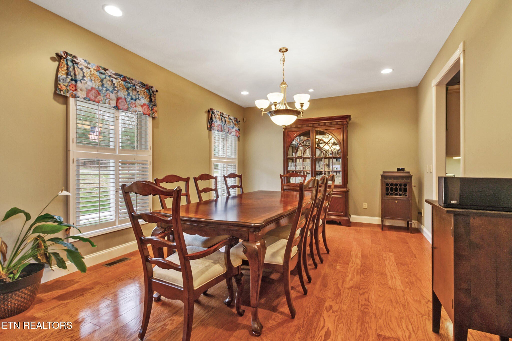 Crossville, Tennessee, 38572, United States, 2 Bedrooms Bedrooms, ,3 BathroomsBathrooms,Residential,For Sale,1978384