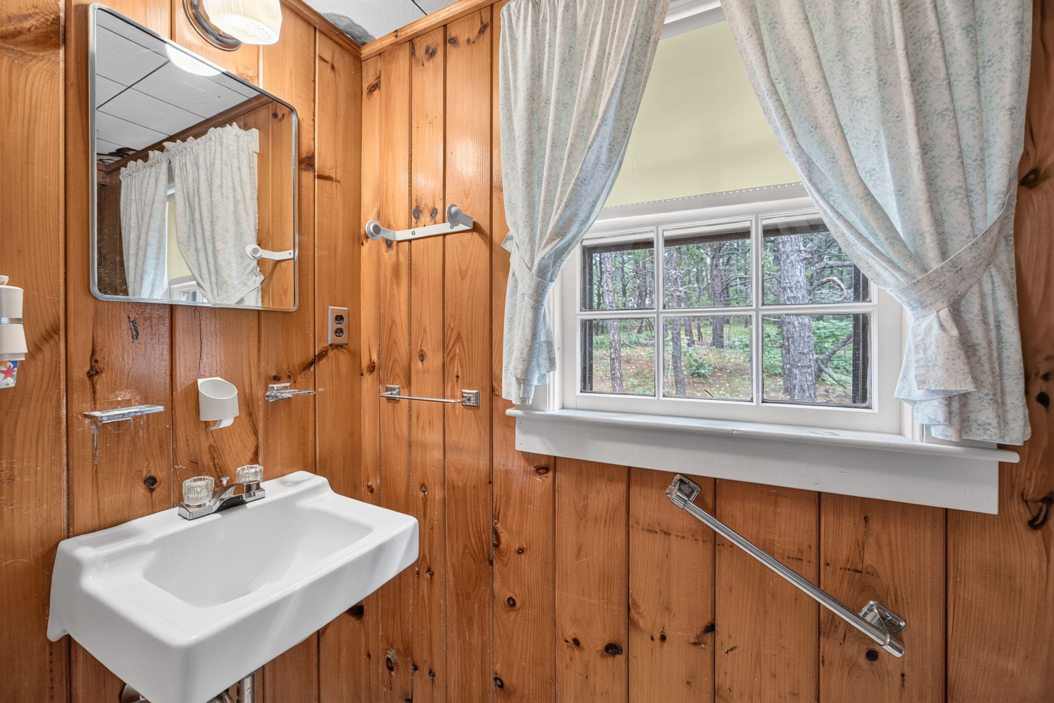  Privacy, Potential & 1.44 Acres in Truro - 物件實景