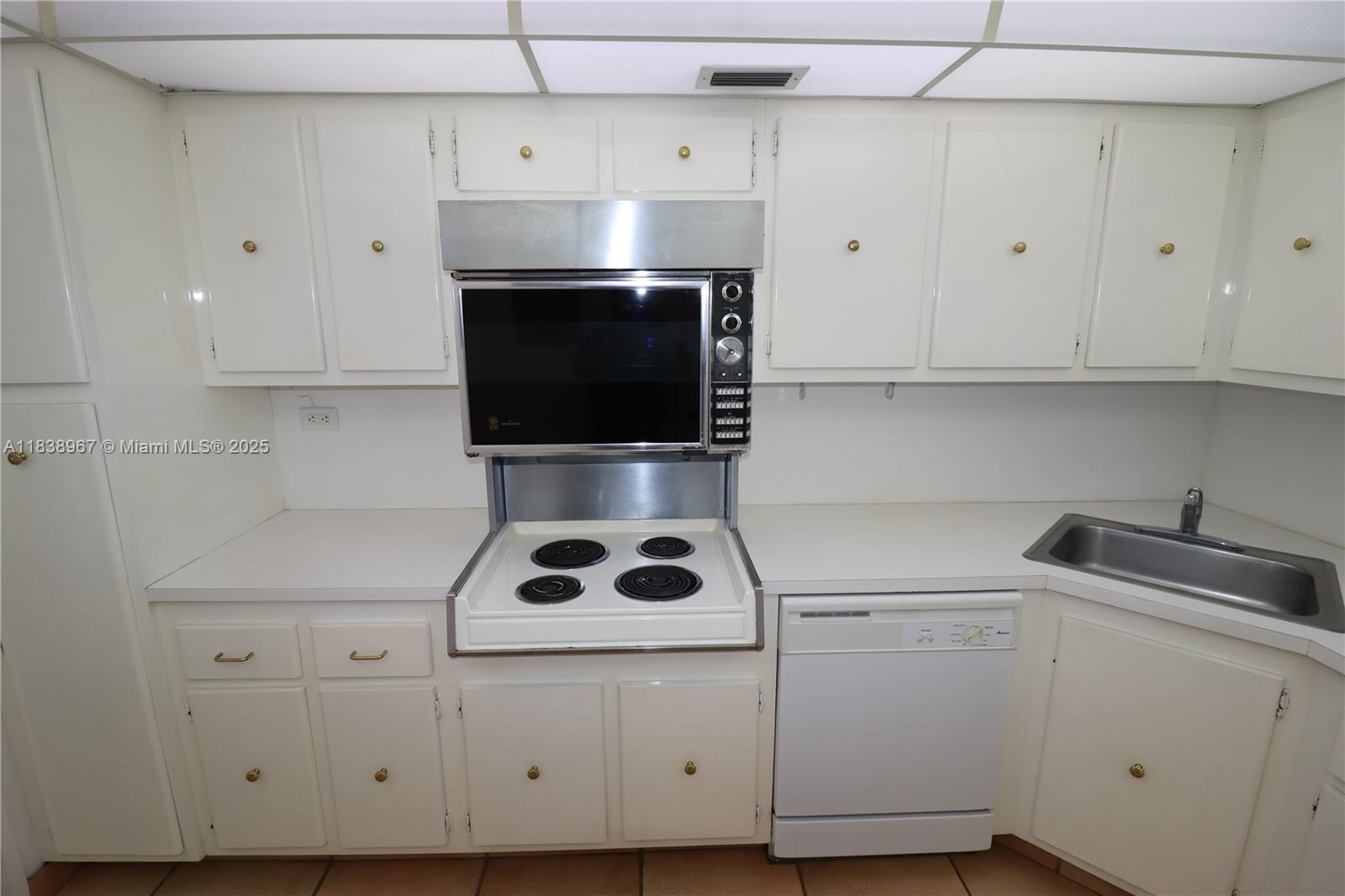 Miami Beach, Florida, 33140, United States, 2 Bedrooms Bedrooms, ,2 BathroomsBathrooms,Residential,For Sale,1890923