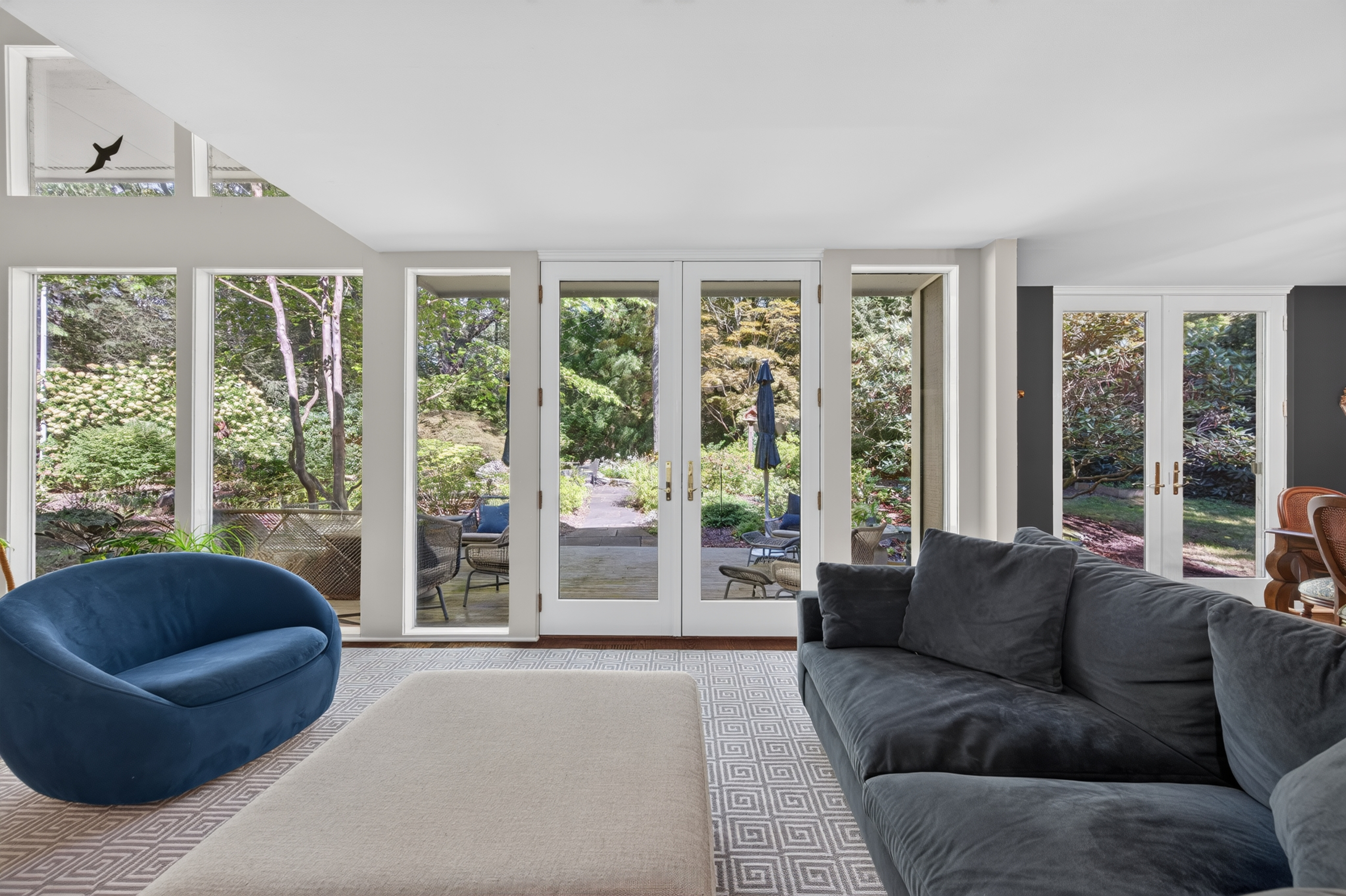  Immaculate Home with Classic Versatile Design Offers Privacy - 物件實景