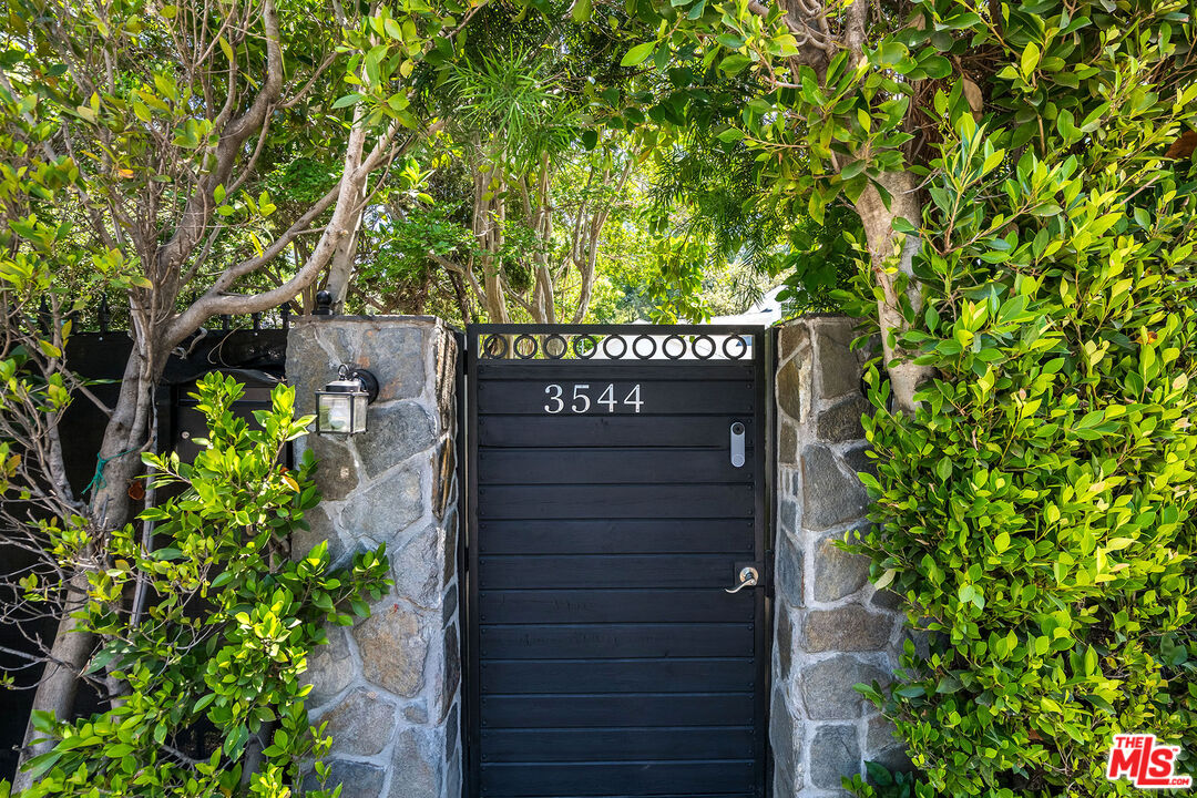 Studio City, California, 91604, United States, 4 Bedrooms Bedrooms, ,3 BathroomsBathrooms,Residential,For Sale,1850354