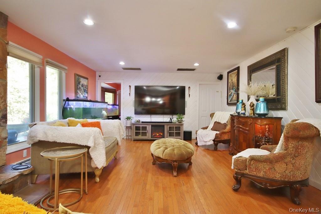 Chester, New York, 10918, United States, 4 Bedrooms Bedrooms, ,4 BathroomsBathrooms,Residential,For Sale,1979405