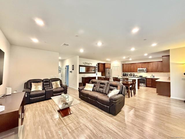 El Cajon, California, 92020, United States, 3 Bedrooms Bedrooms, ,3 BathroomsBathrooms,Residential,For Sale,2007807