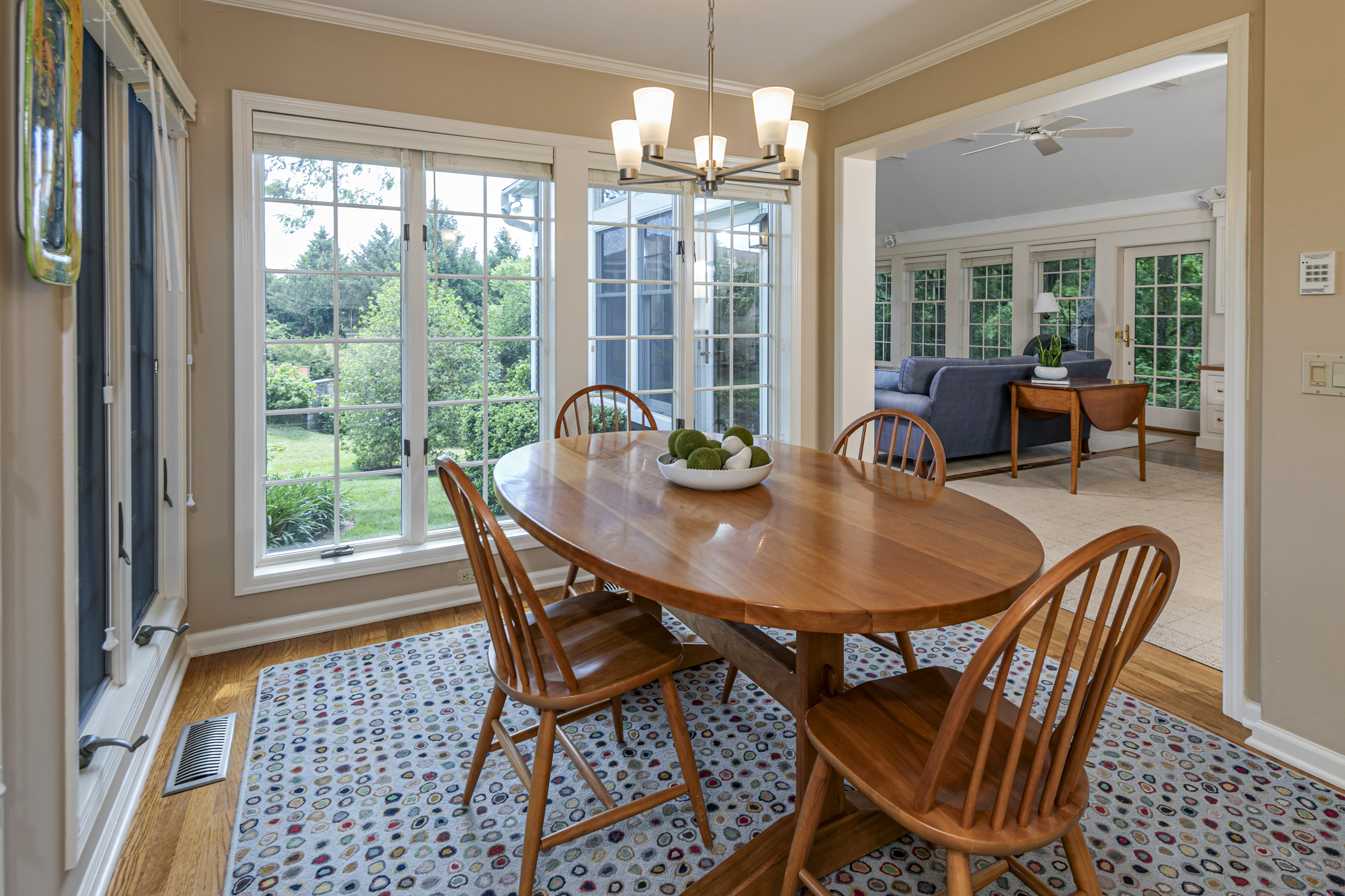  Stand-Out Home in The Glen Features Pastoral Views and Soaring Ceilings - 物件實景