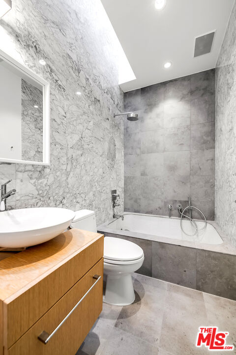 Beverly Hills, California, 90210, United States, 4 Bedrooms Bedrooms, ,5 BathroomsBathrooms,Residential,For Sale,1687212