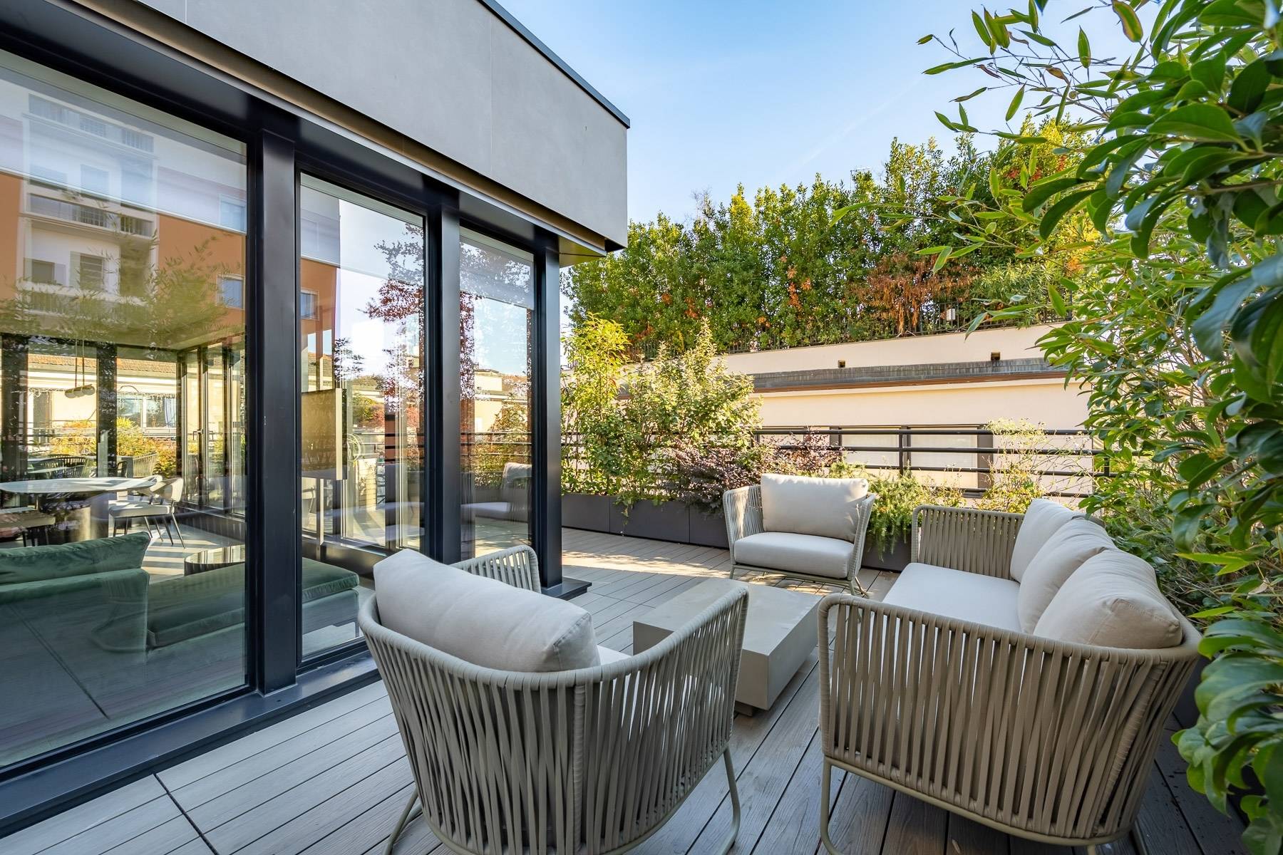 Splendid renovated penthouse with terrace in an exclusive street 