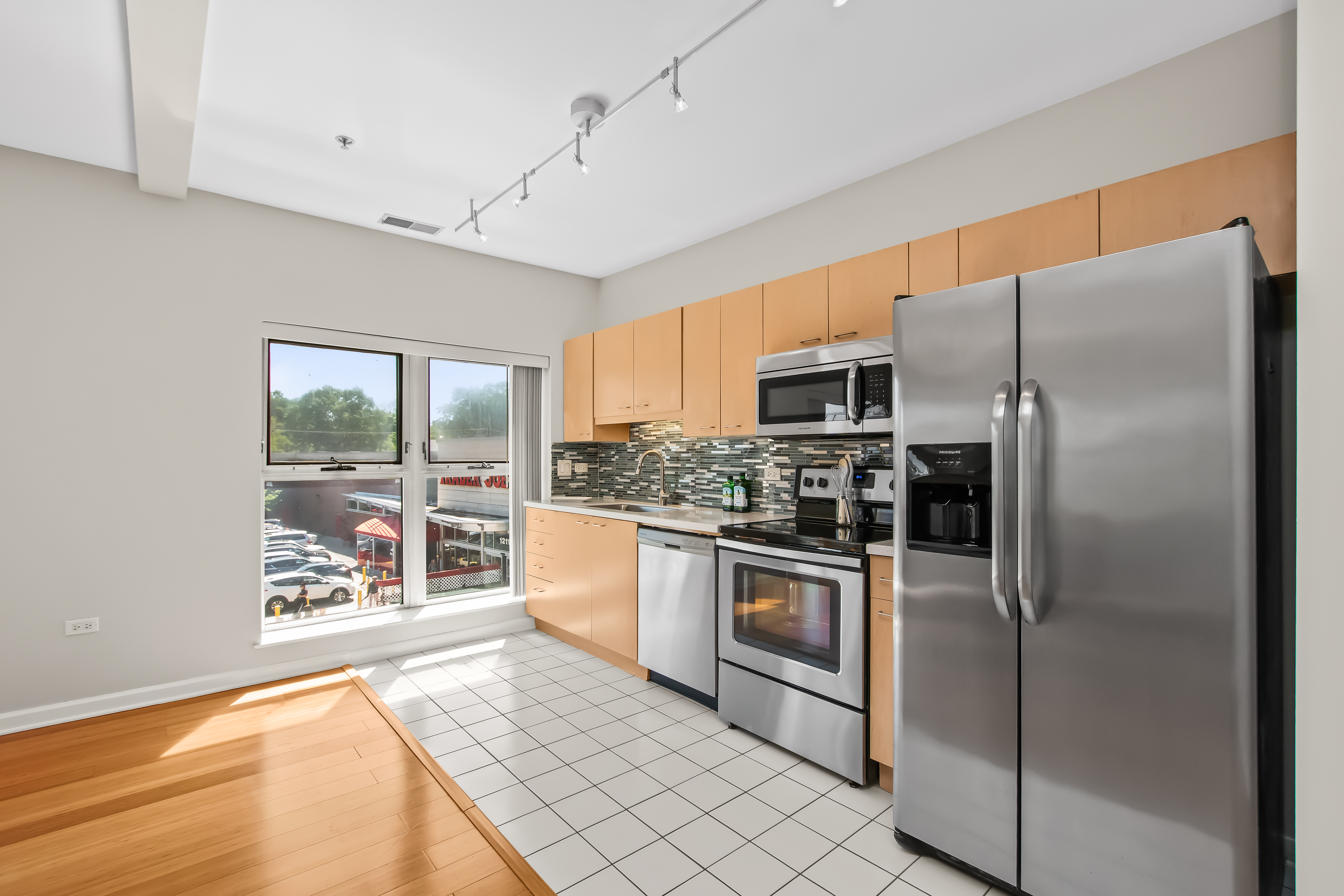  Spacious Unit in Desirable Chicago Avenue Place - 物件實景