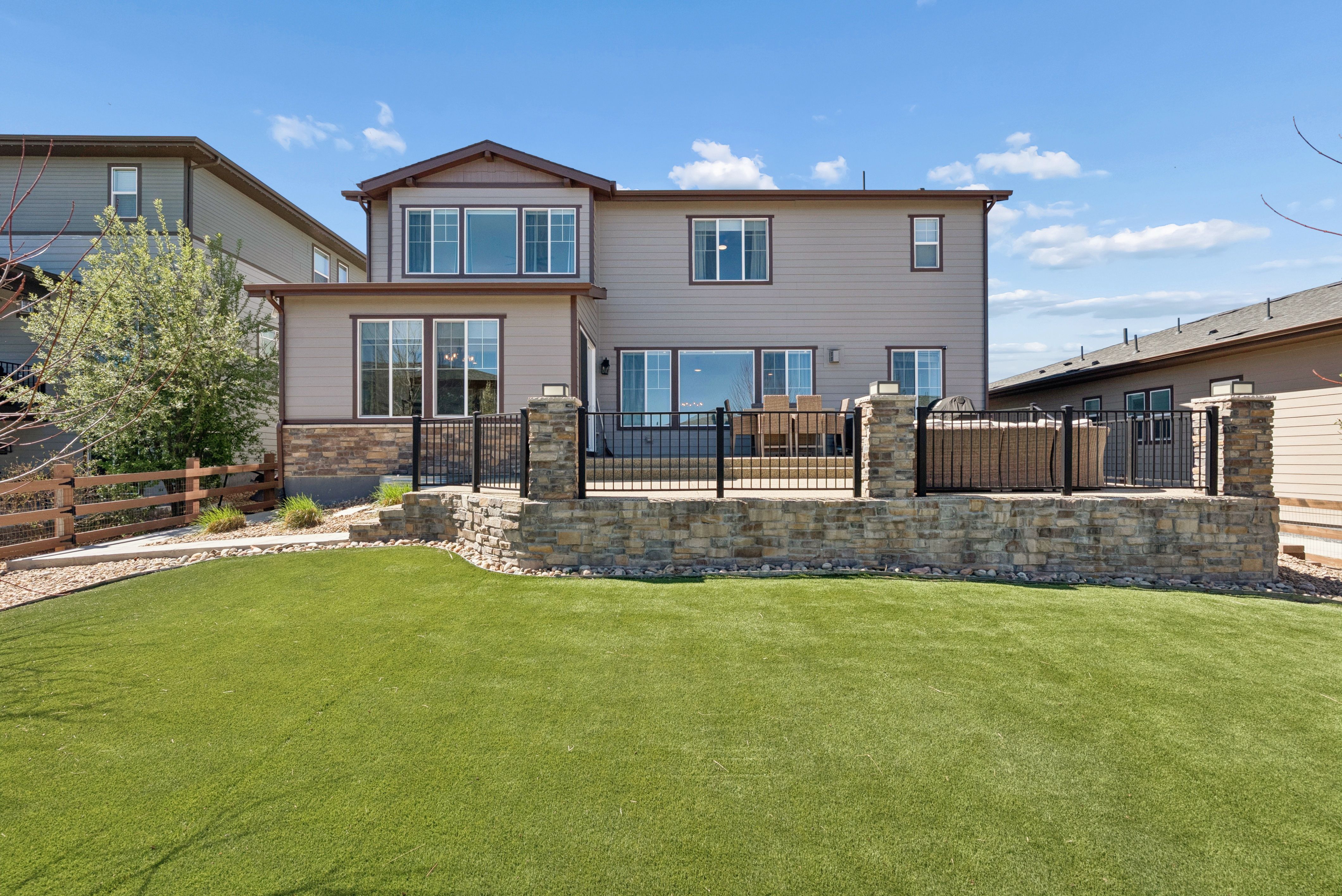  Newer construction, thoughtful design, and beautifully scaled spaces - 物件實景