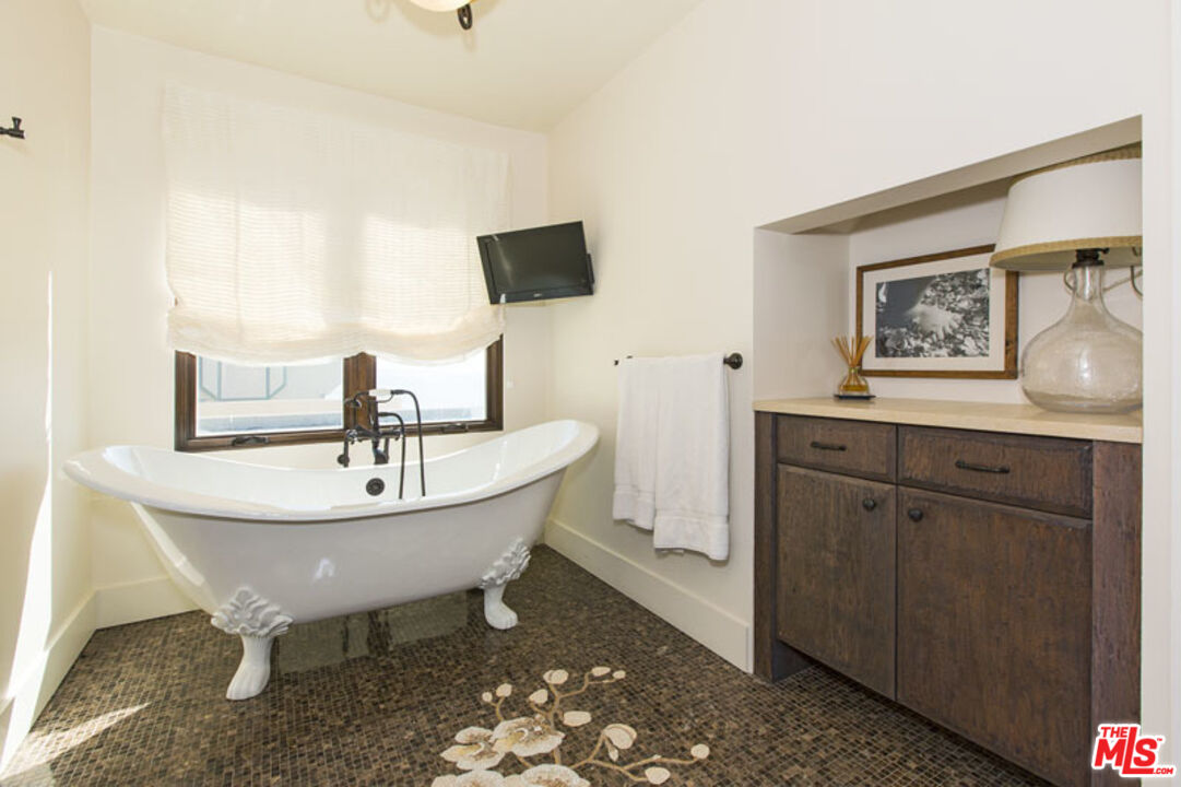 Malibu, California, 90265, United States, 5 Bedrooms Bedrooms, ,6 BathroomsBathrooms,Residential,For Sale,1895522