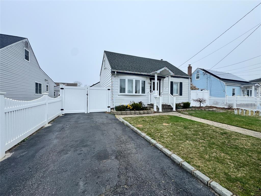 Copiague, New York, 11726, United States, 4 Bedrooms Bedrooms, ,3 BathroomsBathrooms,Residential,For Sale,1779560