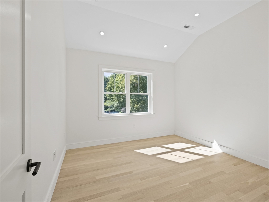 Wakefield, Massachusetts, 01880, United States, 4 Bedrooms Bedrooms, ,5 BathroomsBathrooms,Residential,For Sale,1938527