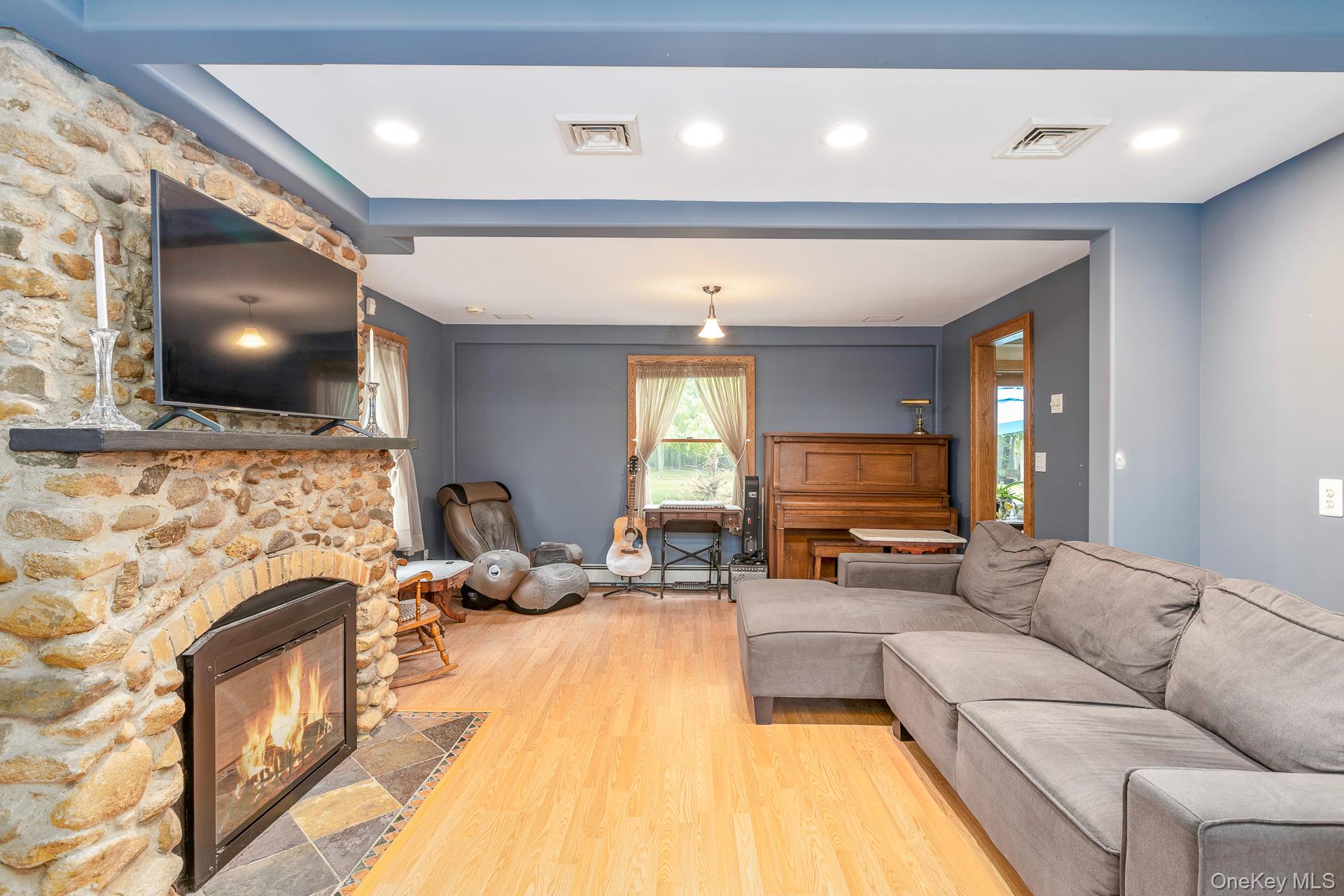Manorville, New York, 11949, United States, 4 Bedrooms Bedrooms, ,2 BathroomsBathrooms,Residential,For Sale,1917125